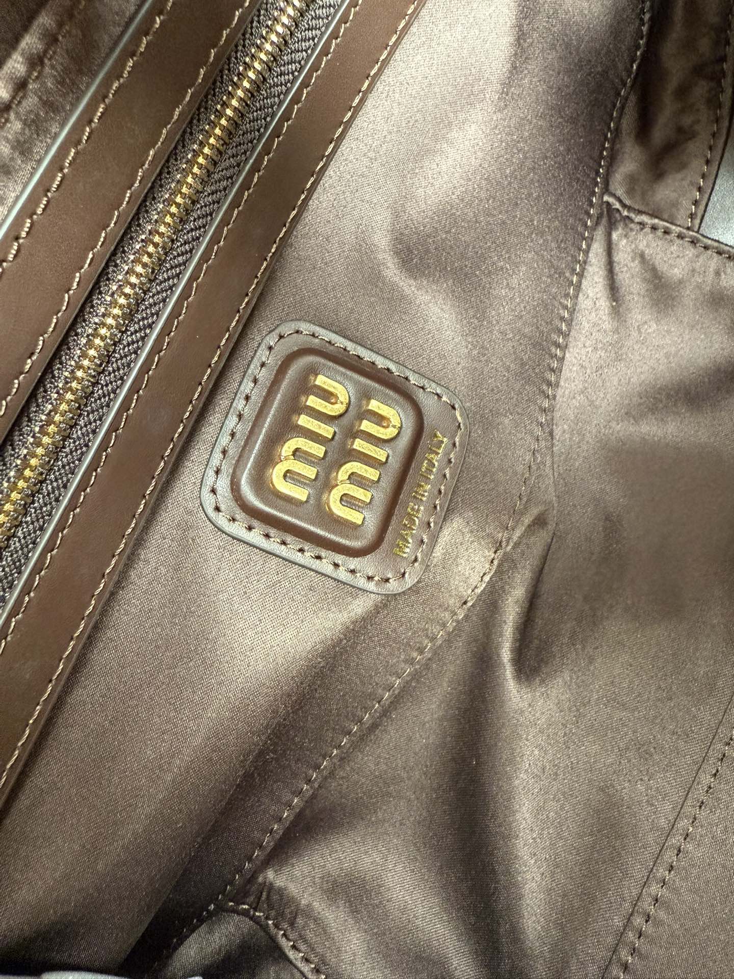 Prada 5BB173：Miu新品保龄球 重手工制作 采用全新油蜡漆皮材质 独特的冰裂纹理皮面