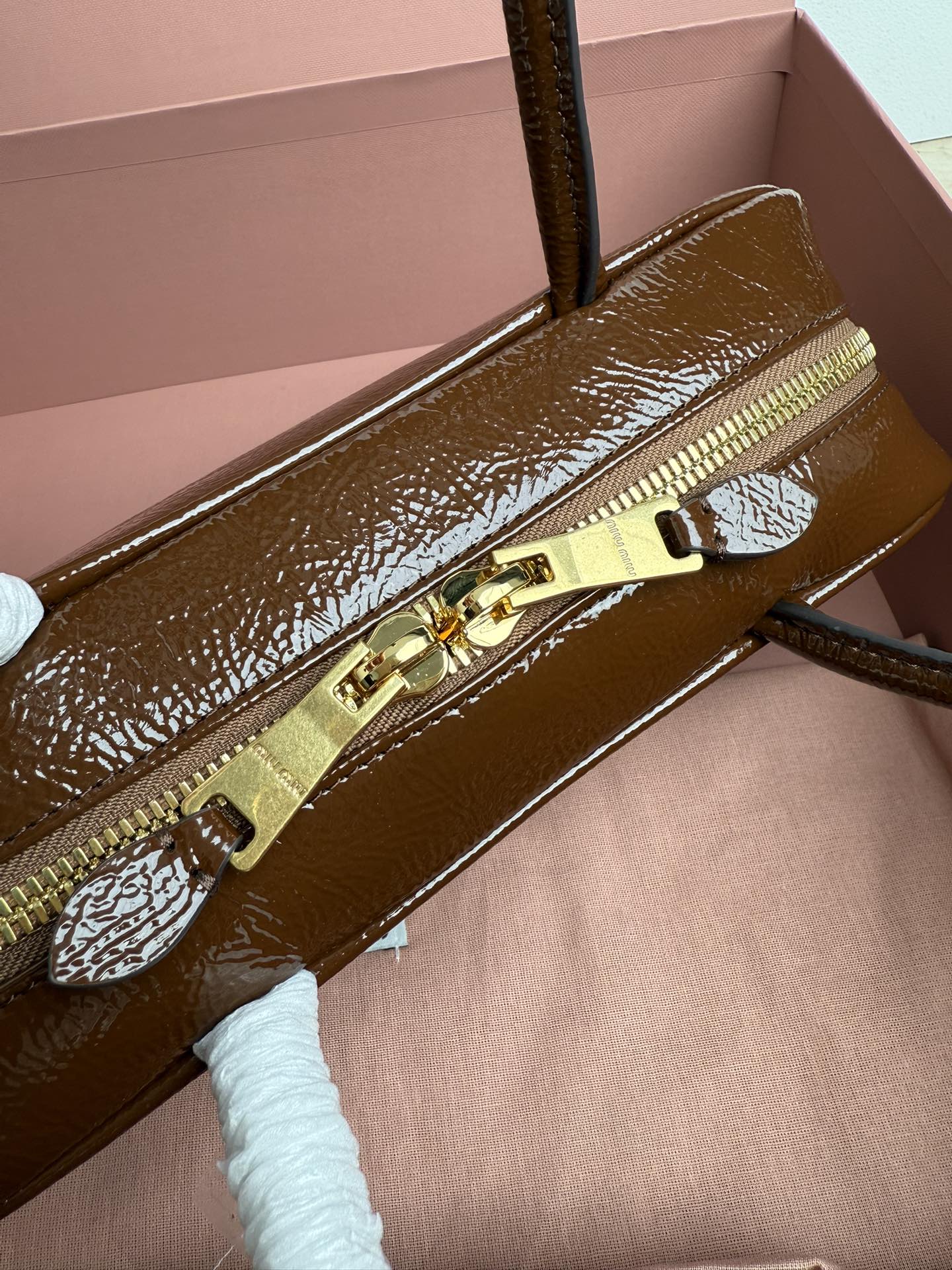 Prada 5BB173：Miu新品保龄球 重手工制作 采用全新油蜡漆皮材质 独特的冰裂纹理皮面