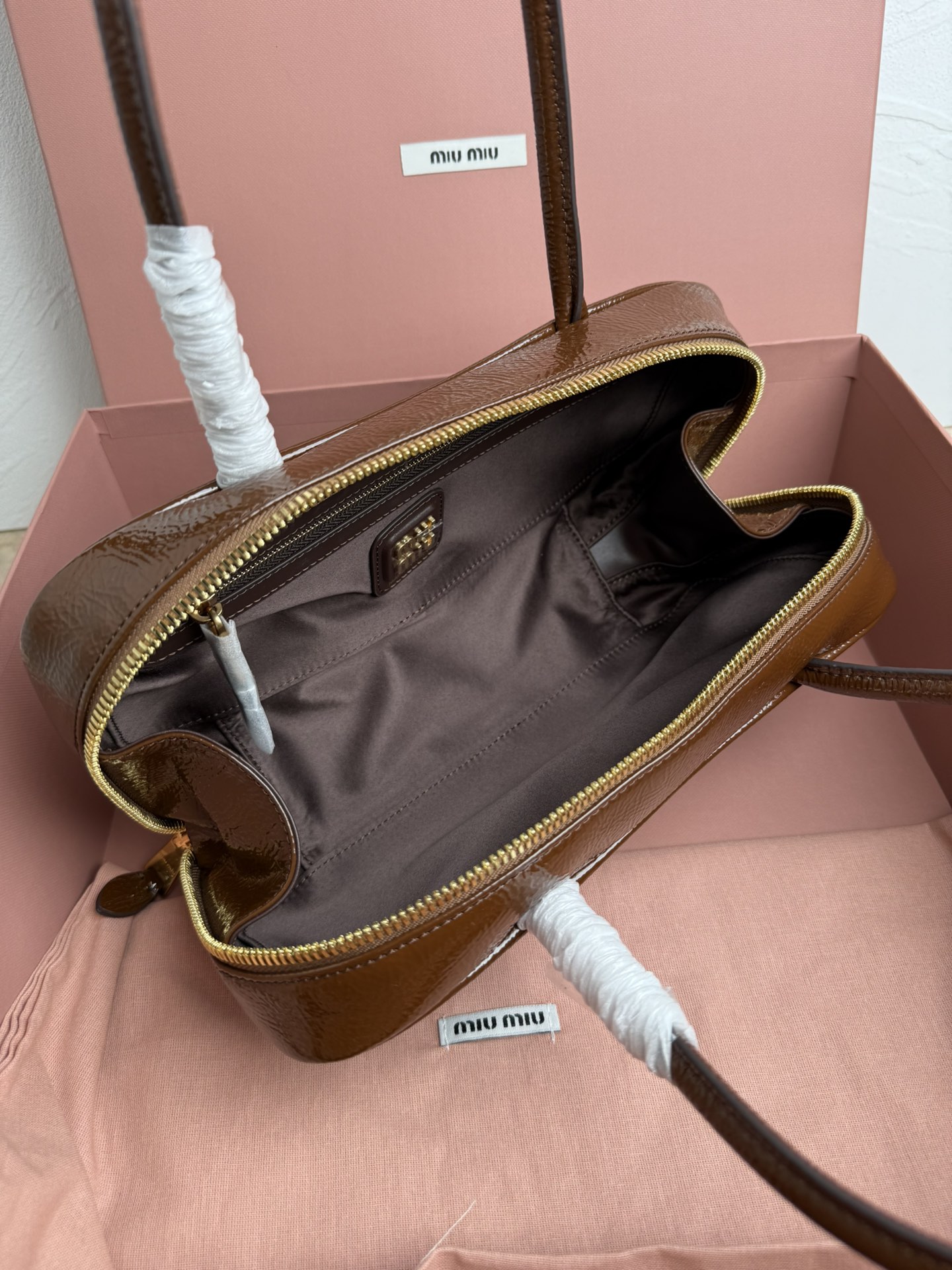 Prada 5BB173：Miu新品保龄球 重手工制作 采用全新油蜡漆皮材质 独特的冰裂纹理皮面