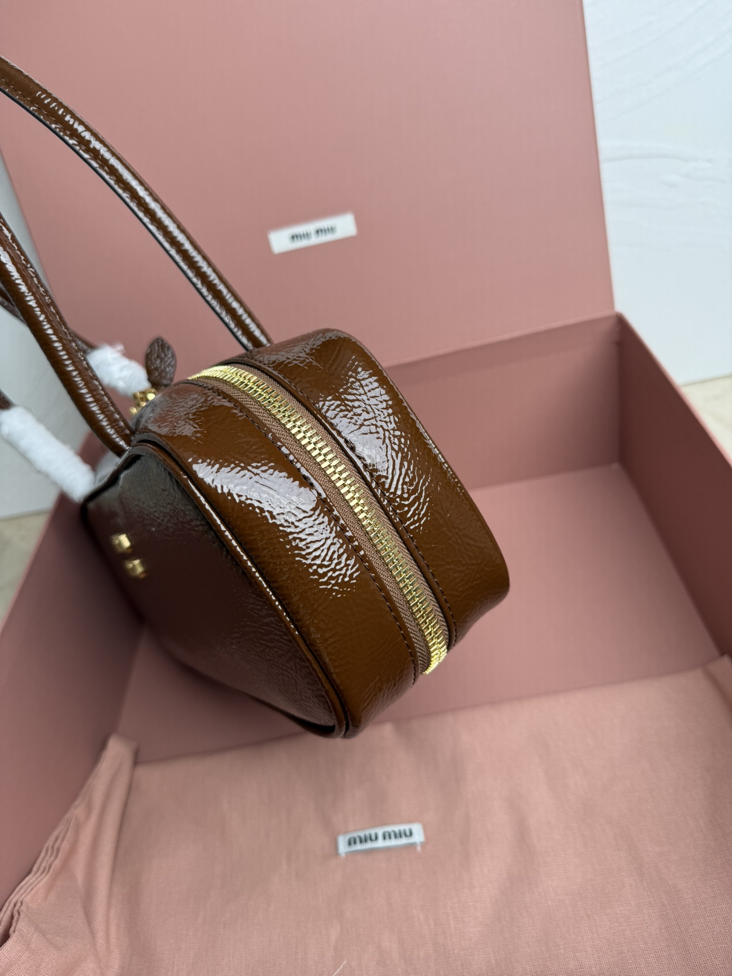 Prada 5BB173：Miu新品保龄球 重手工制作 采用全新油蜡漆皮材质 独特的冰裂纹理皮面