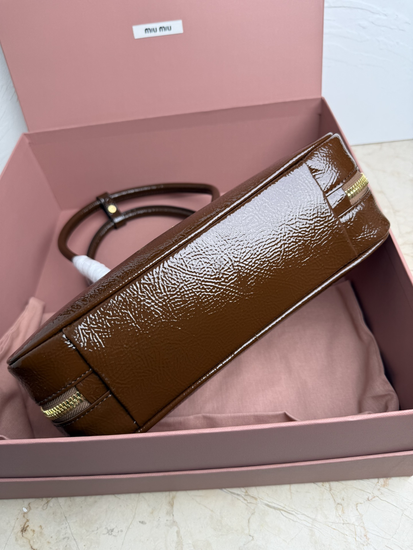 Prada 5BB173：Miu新品保龄球 重手工制作 采用全新油蜡漆皮材质 独特的冰裂纹理皮面