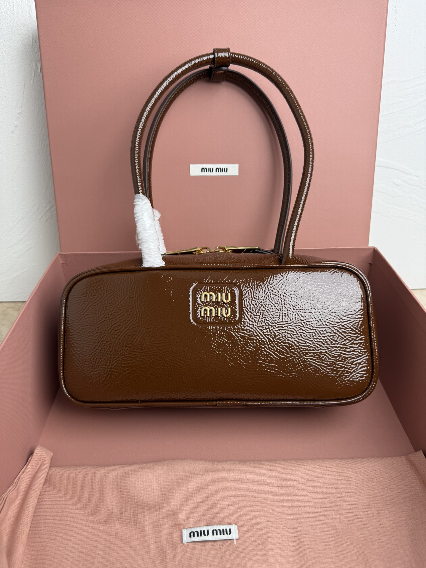 Prada 5BB173：Miu新品保龄球 重手工制作 采用全新油蜡漆皮材质 独特的冰裂纹理皮面