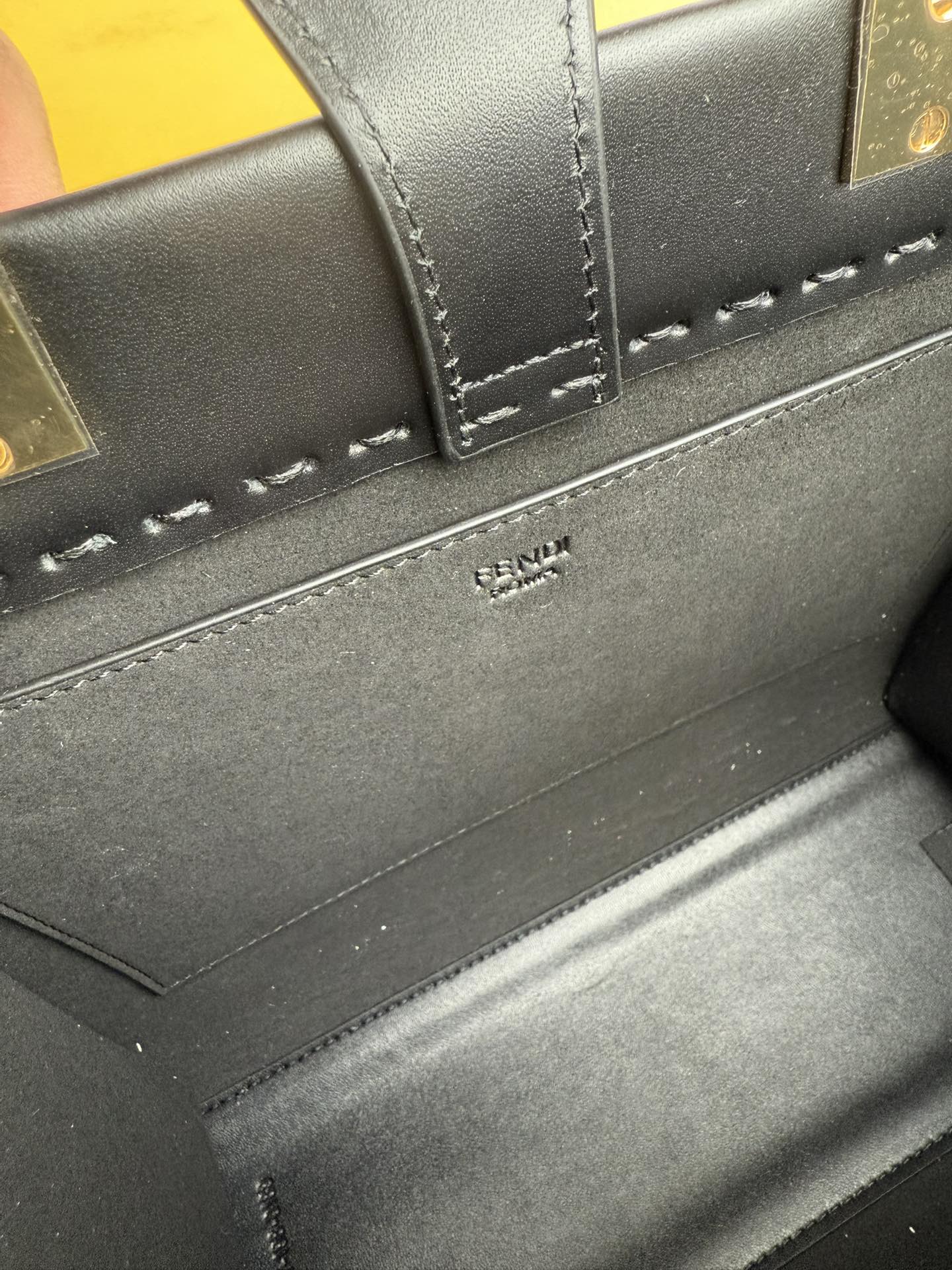 Fendi 全皮压花Tote~新款式 牛皮搭配超高级琥珀手挽的购物袋方便实用容量十足而且日常使用率非常高~款式高级大方百搭