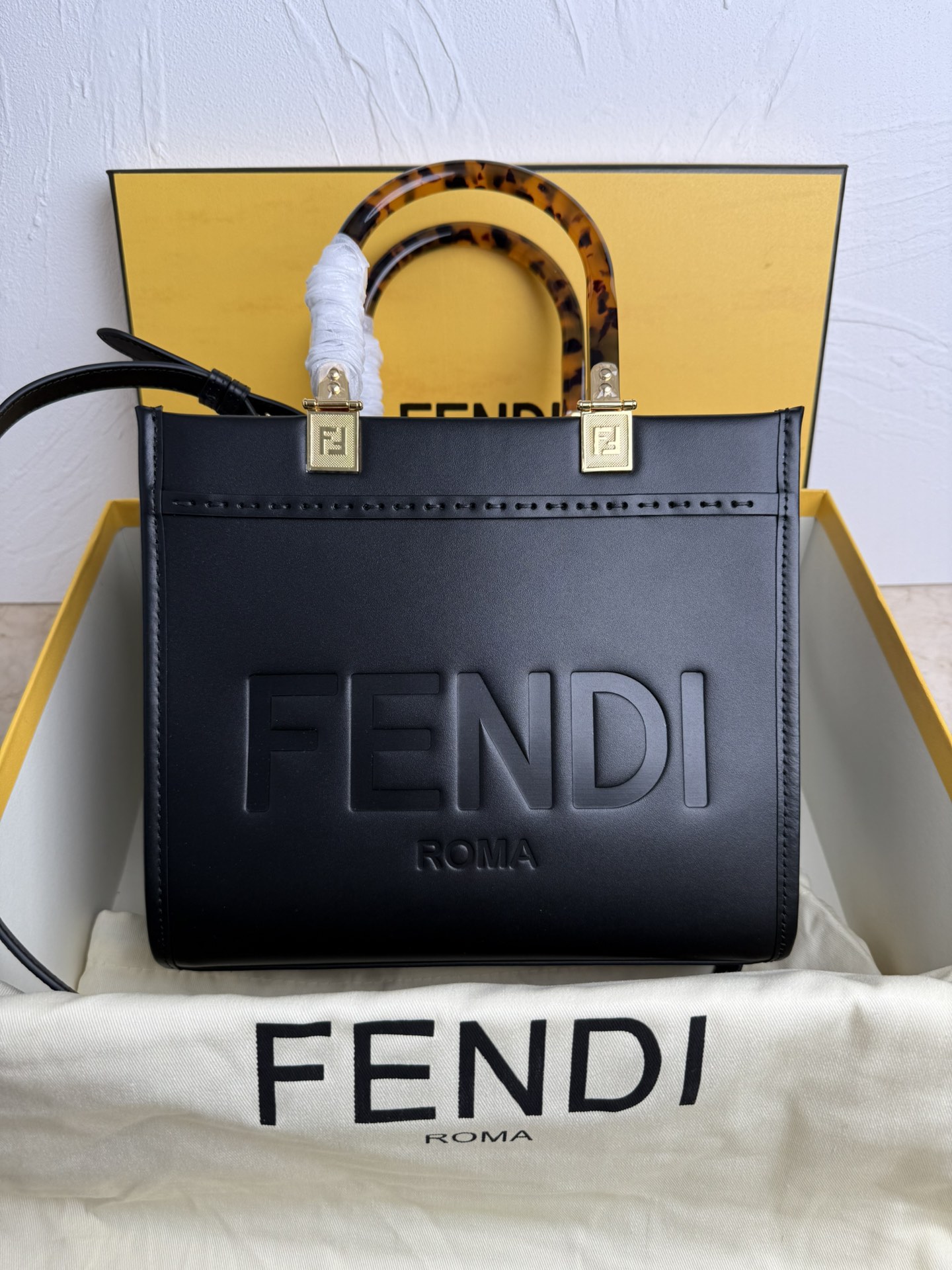 Fendi 全皮压花Tote~新款式 牛皮搭配超高级琥珀手挽的购物袋方便实用容量十足而且日常使用率非常高~款式高级大方百搭