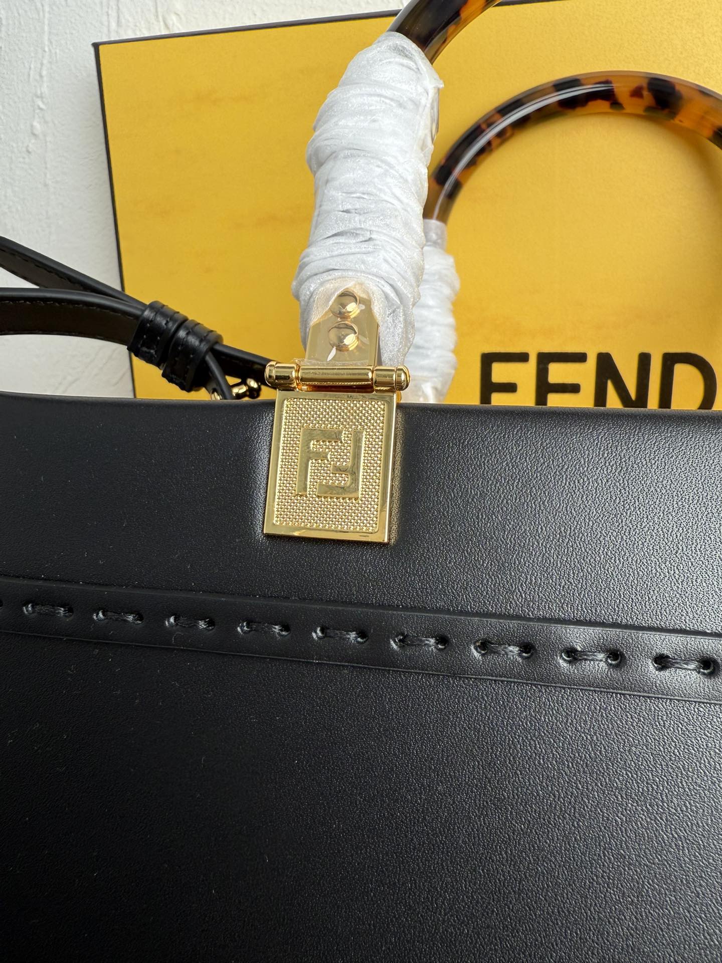 Fendi 全皮压花Tote~新款式 牛皮搭配超高级琥珀手挽的购物袋方便实用容量十足而且日常使用率非常高~款式高级大方百搭
