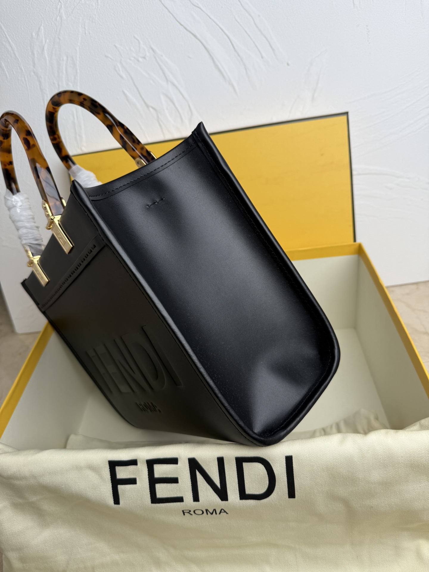 Fendi 全皮压花Tote~新款式 牛皮搭配超高级琥珀手挽的购物袋方便实用容量十足而且日常使用率非常高~款式高级大方百搭