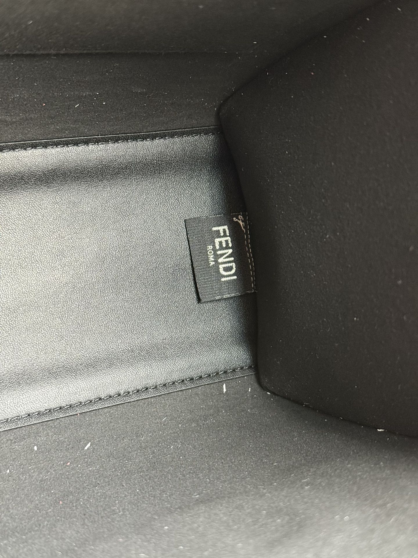 Fendi 全皮压花Tote~新款式 牛皮搭配超高级琥珀手挽的购物袋方便实用容量十足而且日常使用率非常高~款式高级大方百搭