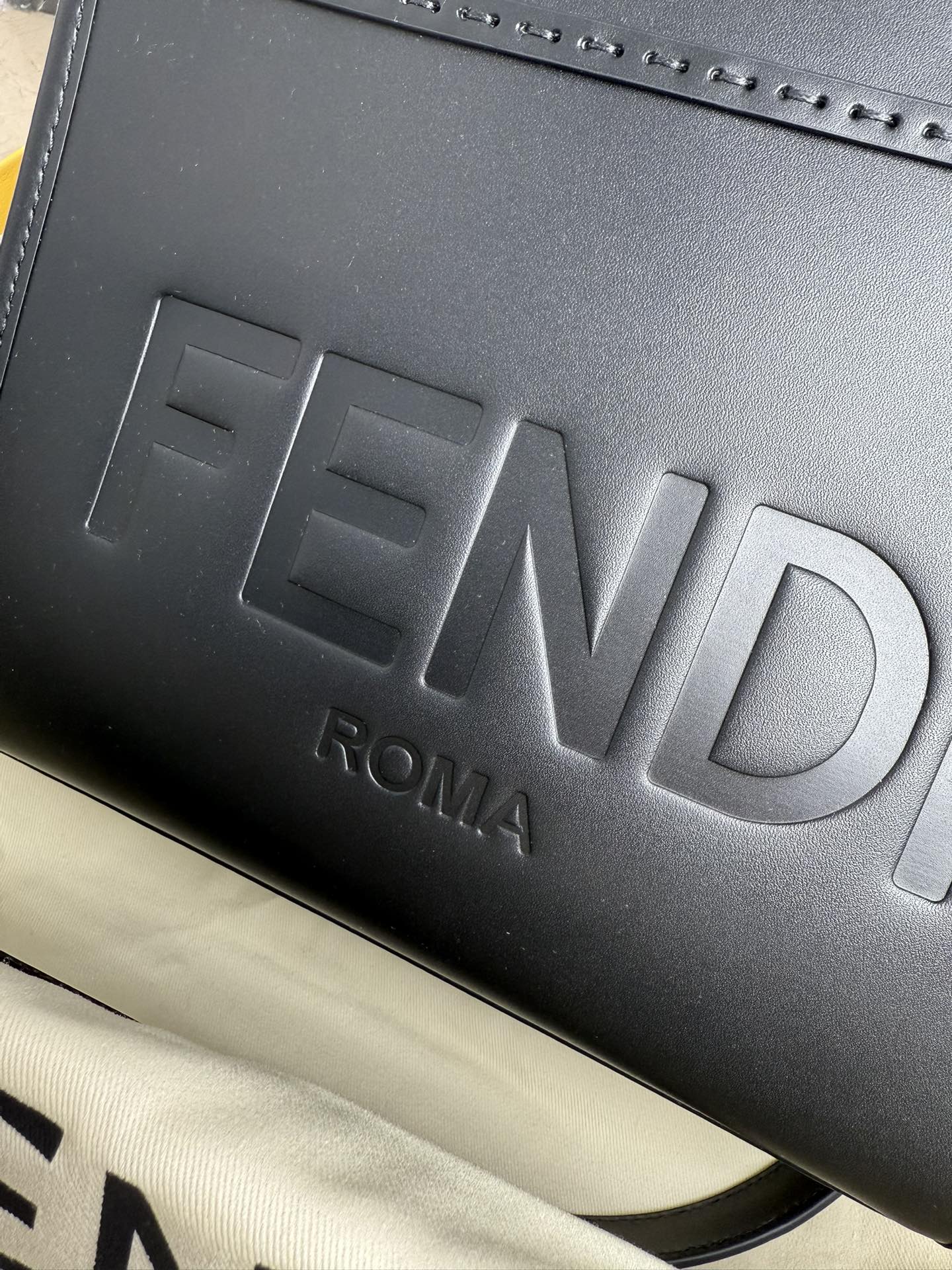 Fendi 全皮压花Tote~新款式 牛皮搭配超高级琥珀手挽的购物袋方便实用容量十足而且日常使用率非常高~款式高级大方百搭