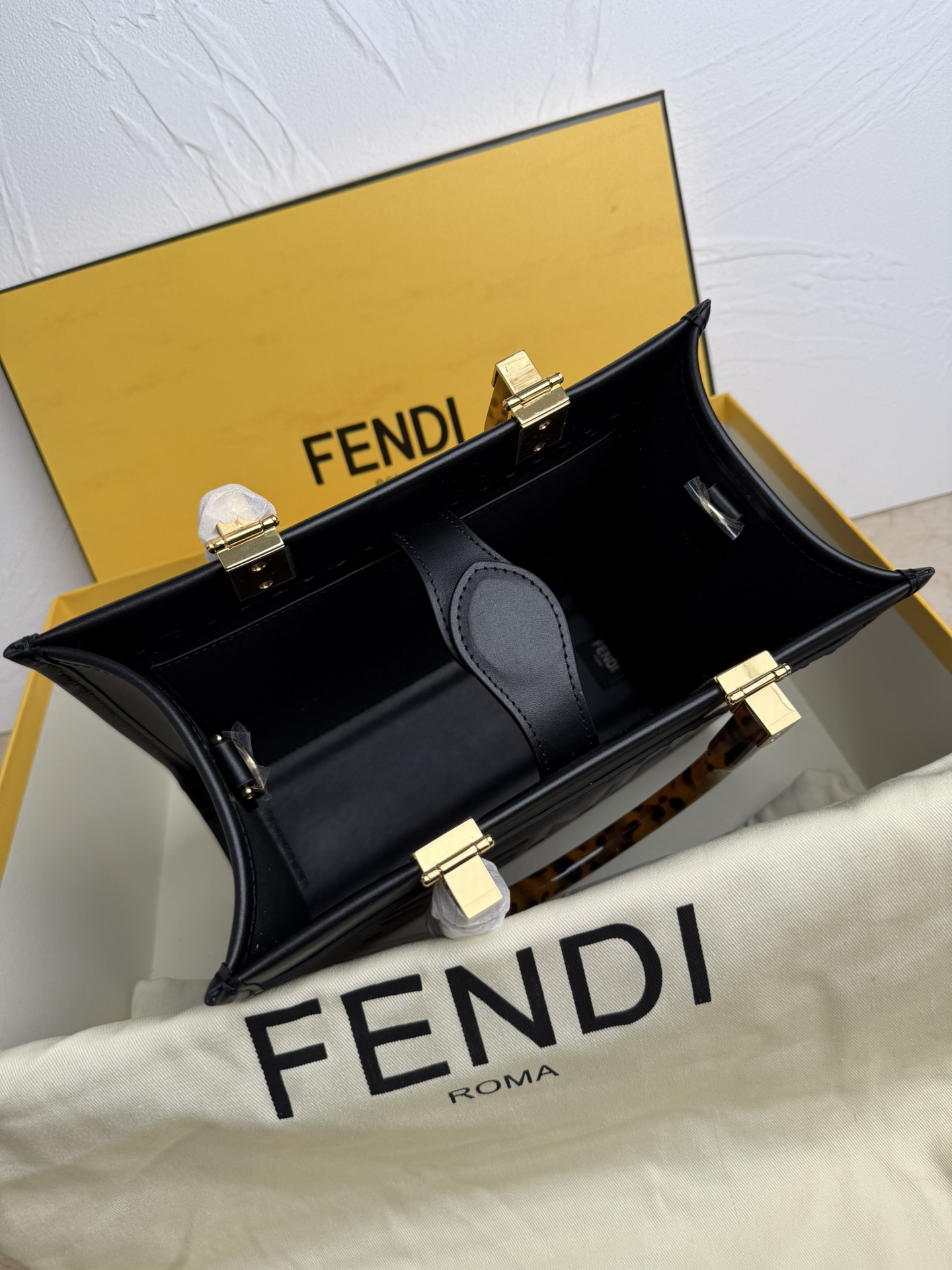 Fendi 全皮压花Tote~新款式 牛皮搭配超高级琥珀手挽的购物袋方便实用容量十足而且日常使用率非常高~款式高级大方百搭