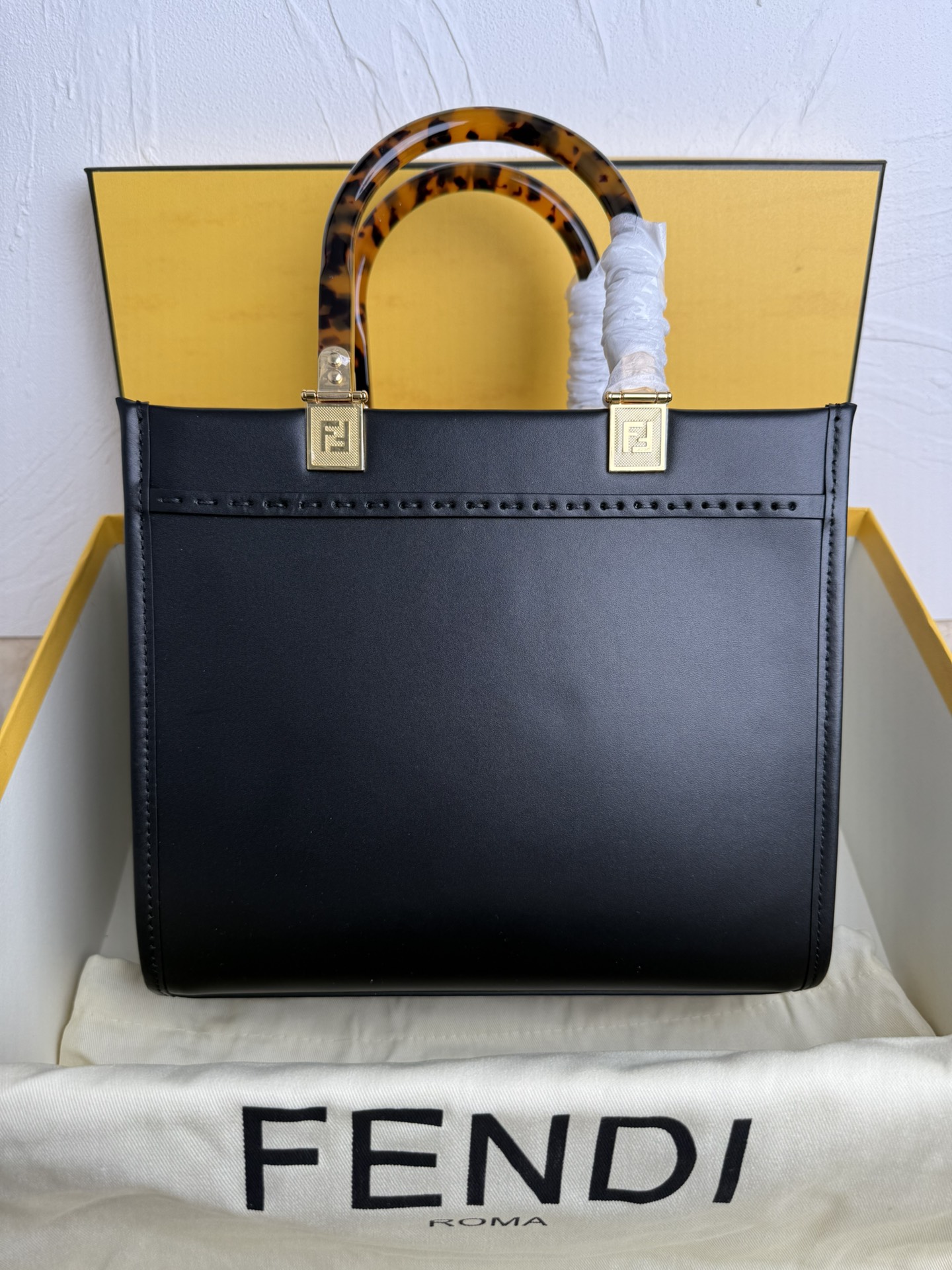 Fendi 全皮压花Tote~新款式 牛皮搭配超高级琥珀手挽的购物袋方便实用容量十足而且日常使用率非常高~款式高级大方百搭