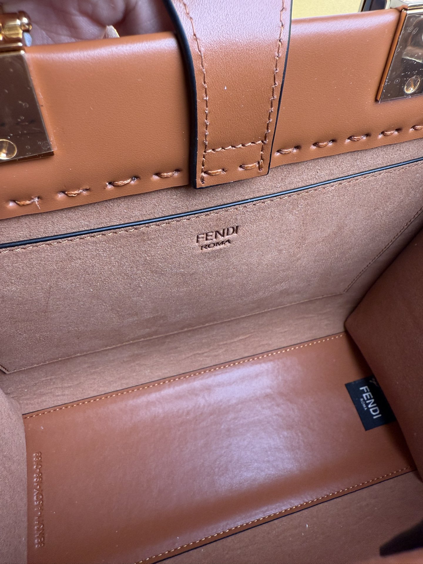 Fendi 全皮压花Tote~新款式 牛皮搭配超高级琥珀手挽的购物袋方便实用容量十足而且日常使用率非常高~款式高级大方百搭