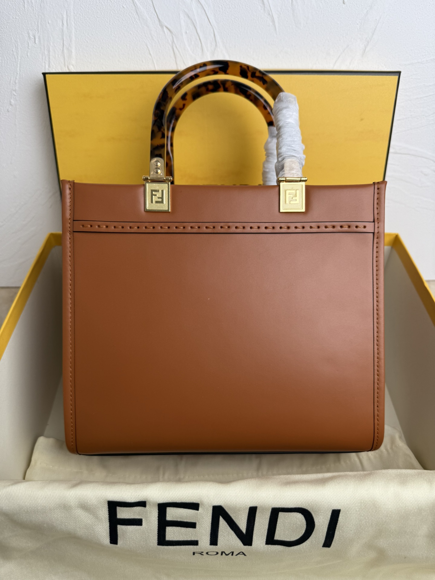 Fendi 全皮压花Tote~新款式 牛皮搭配超高级琥珀手挽的购物袋方便实用容量十足而且日常使用率非常高~款式高级大方百搭