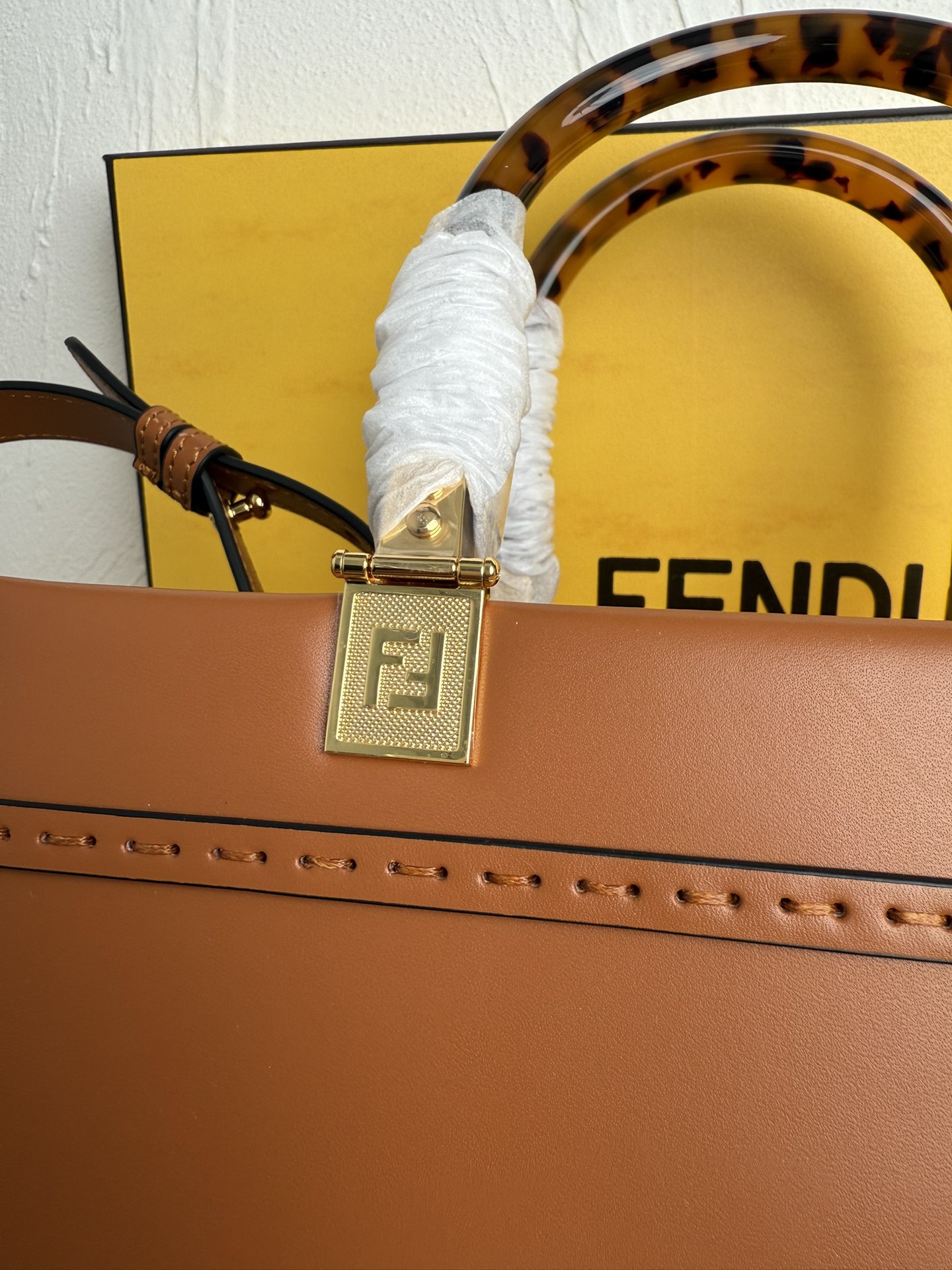 Fendi 全皮压花Tote~新款式 牛皮搭配超高级琥珀手挽的购物袋方便实用容量十足而且日常使用率非常高~款式高级大方百搭