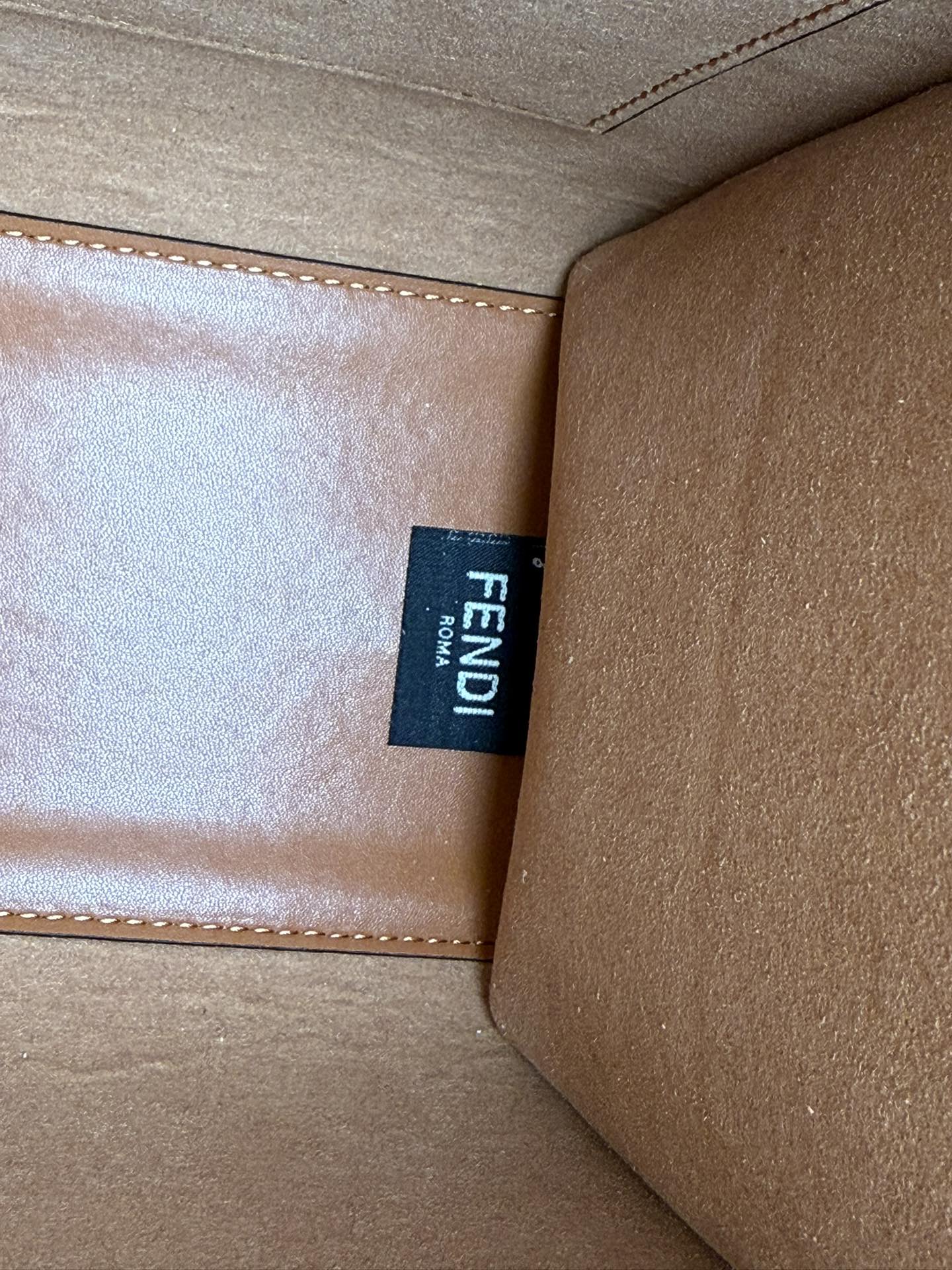Fendi 全皮压花Tote~新款式 牛皮搭配超高级琥珀手挽的购物袋方便实用容量十足而且日常使用率非常高~款式高级大方百搭
