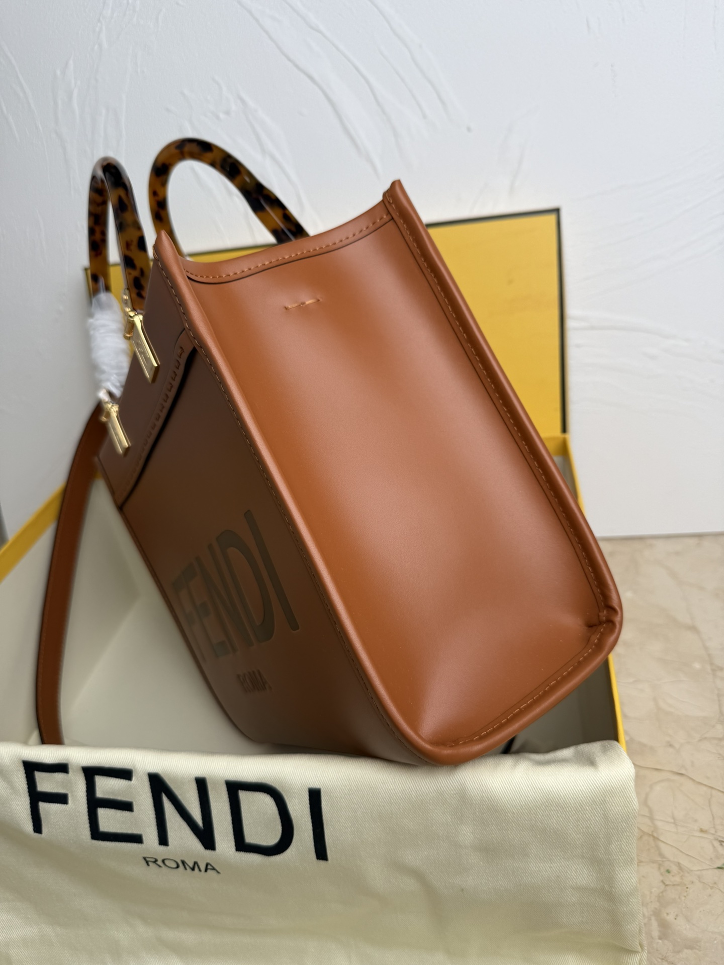 Fendi 全皮压花Tote~新款式 牛皮搭配超高级琥珀手挽的购物袋方便实用容量十足而且日常使用率非常高~款式高级大方百搭