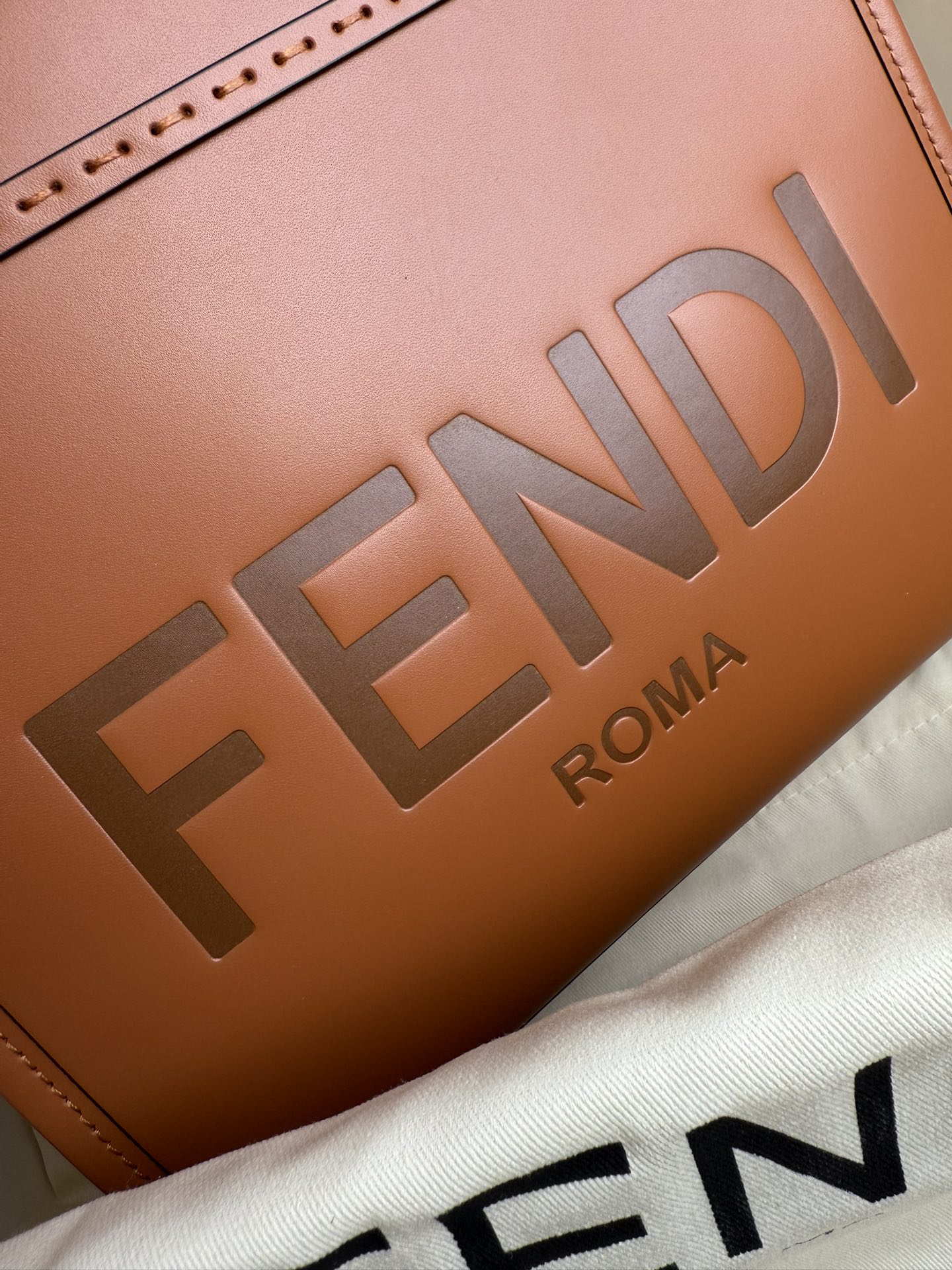 Fendi 全皮压花Tote~新款式 牛皮搭配超高级琥珀手挽的购物袋方便实用容量十足而且日常使用率非常高~款式高级大方百搭