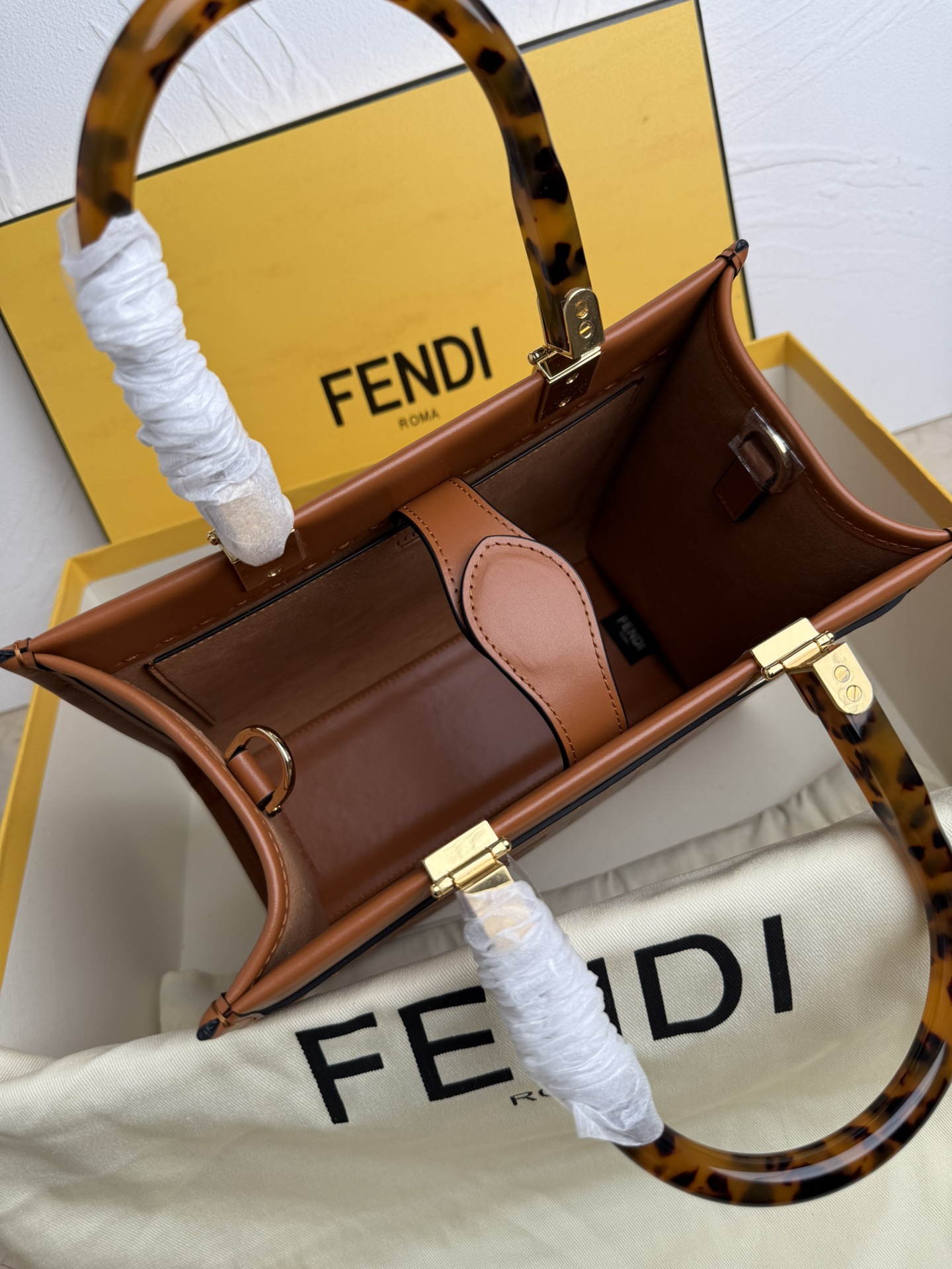 Fendi 全皮压花Tote~新款式 牛皮搭配超高级琥珀手挽的购物袋方便实用容量十足而且日常使用率非常高~款式高级大方百搭
