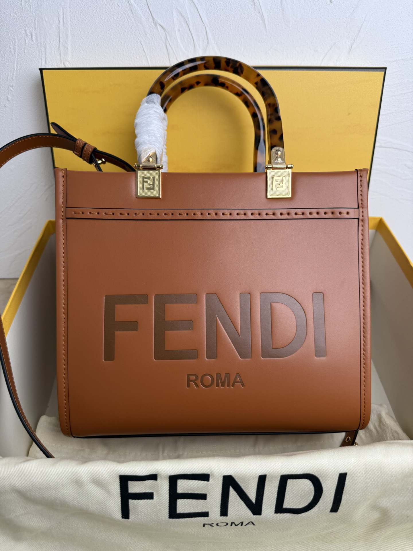 Fendi 全皮压花Tote~新款式 牛皮搭配超高级琥珀手挽的购物袋方便实用容量十足而且日常使用率非常高~款式高级大方百搭