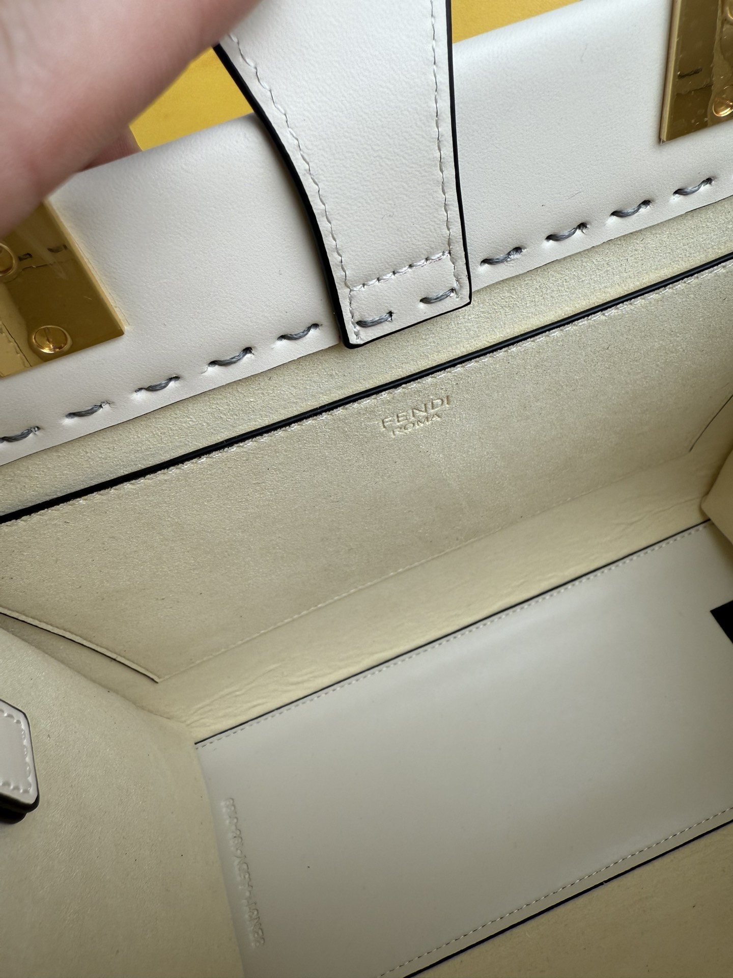 Fendi 全皮压花Tote~新款式 牛皮搭配超高级琥珀手挽的购物袋方便实用容量十足而且日常使用率非常高~款式高级大方百搭