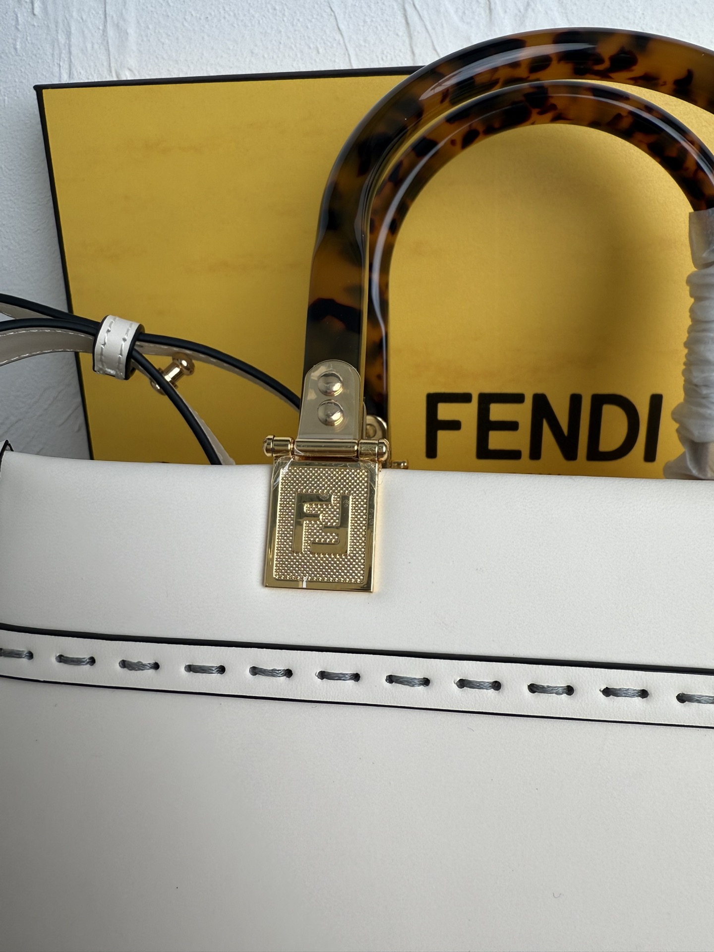 Fendi 全皮压花Tote~新款式 牛皮搭配超高级琥珀手挽的购物袋方便实用容量十足而且日常使用率非常高~款式高级大方百搭