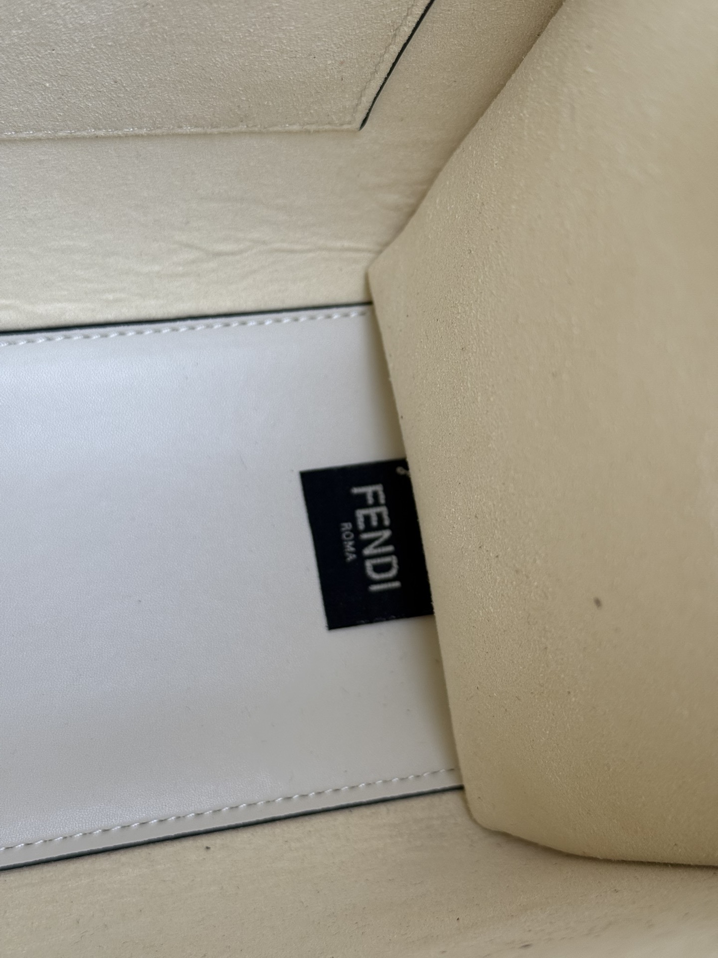 Fendi 全皮压花Tote~新款式 牛皮搭配超高级琥珀手挽的购物袋方便实用容量十足而且日常使用率非常高~款式高级大方百搭