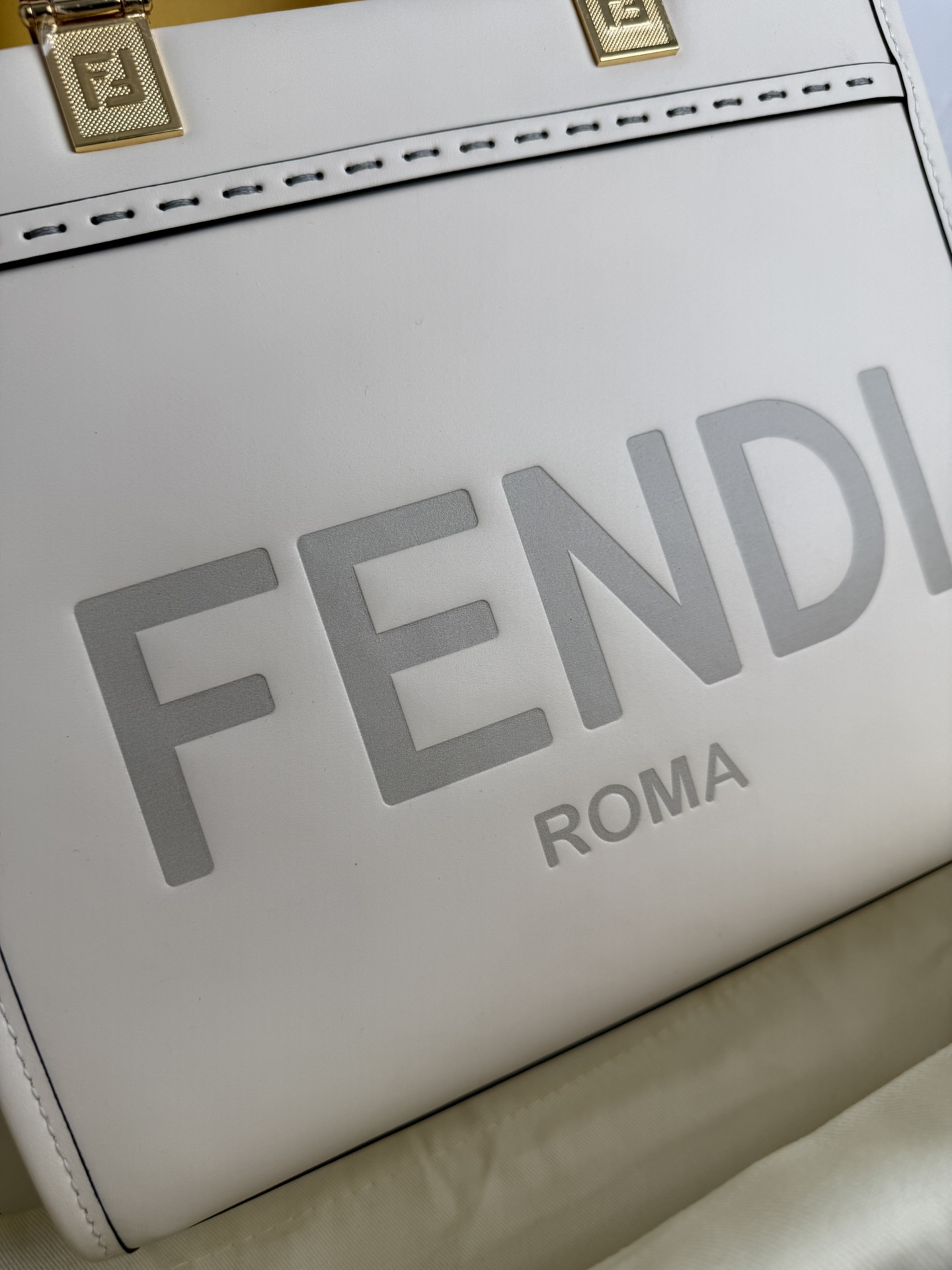 Fendi 全皮压花Tote~新款式 牛皮搭配超高级琥珀手挽的购物袋方便实用容量十足而且日常使用率非常高~款式高级大方百搭