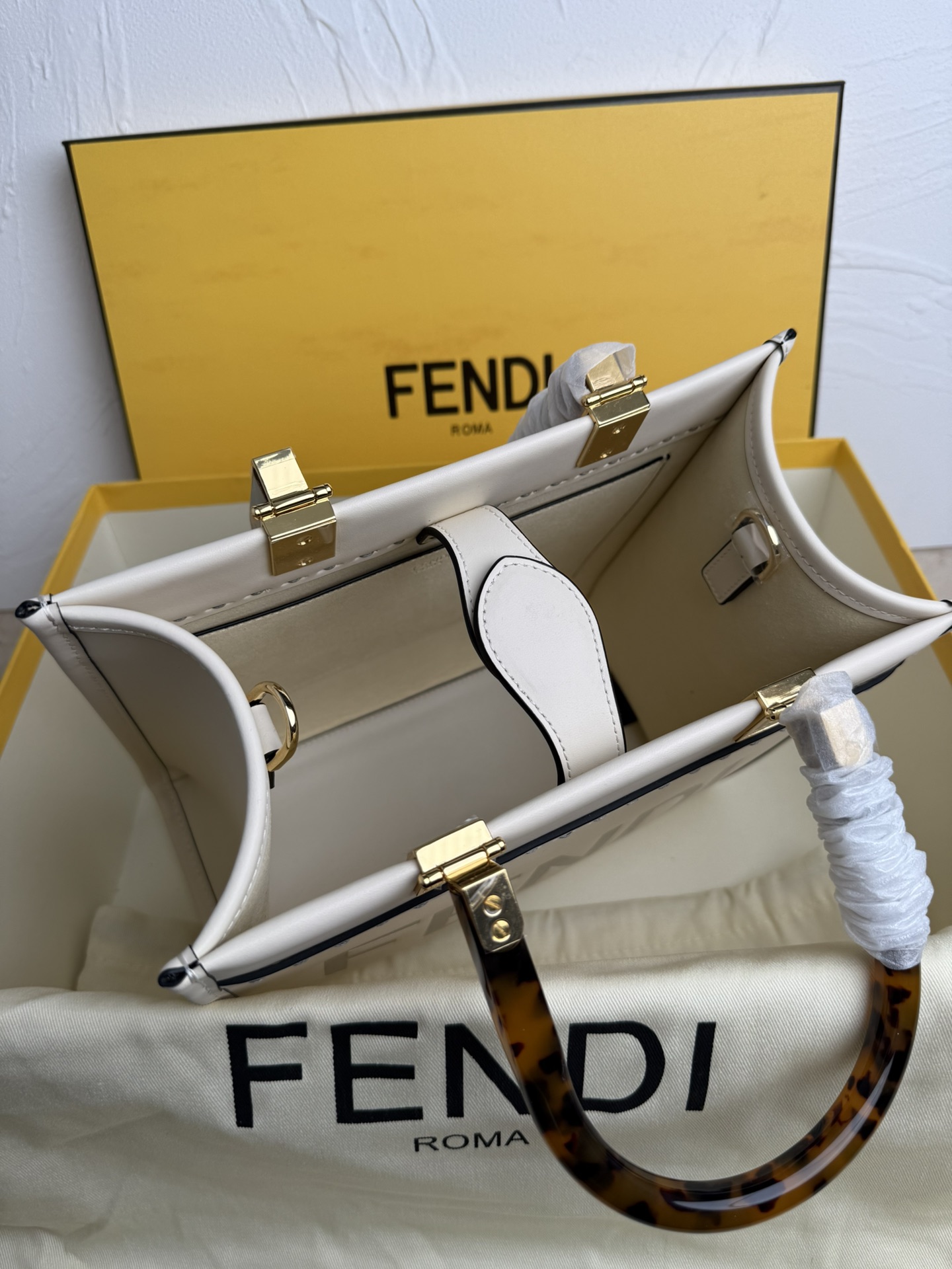 Fendi 全皮压花Tote~新款式 牛皮搭配超高级琥珀手挽的购物袋方便实用容量十足而且日常使用率非常高~款式高级大方百搭