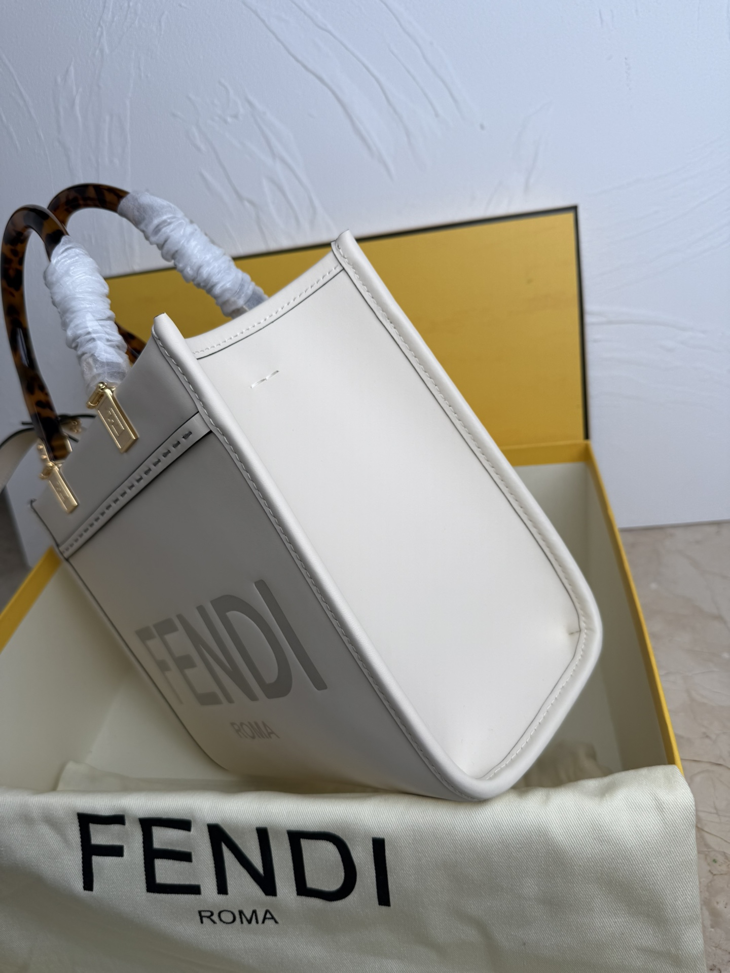 Fendi 全皮压花Tote~新款式 牛皮搭配超高级琥珀手挽的购物袋方便实用容量十足而且日常使用率非常高~款式高级大方百搭