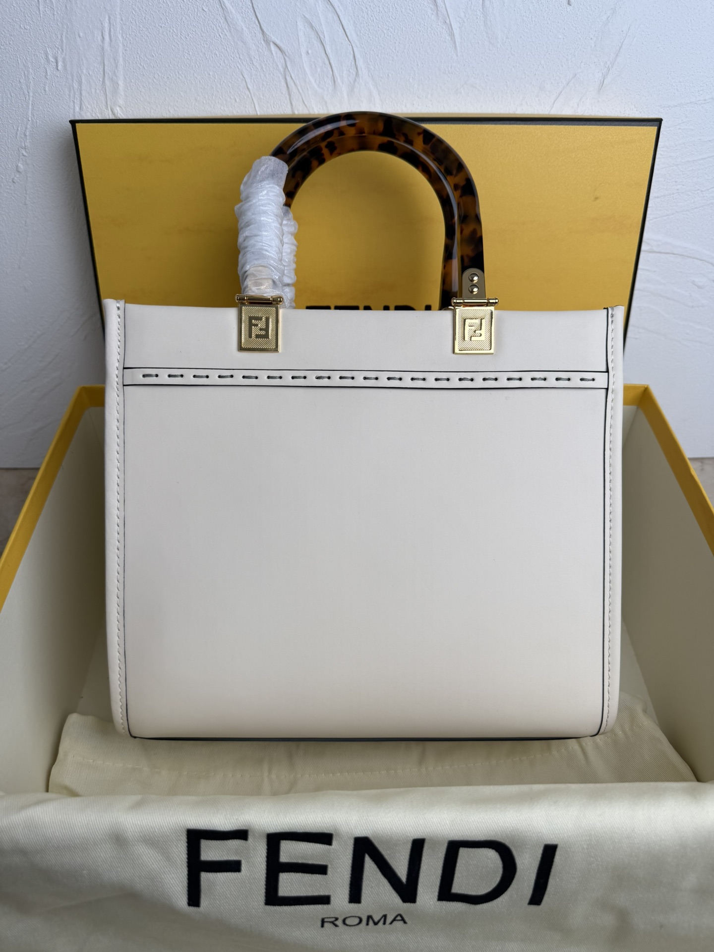 Fendi 全皮压花Tote~新款式 牛皮搭配超高级琥珀手挽的购物袋方便实用容量十足而且日常使用率非常高~款式高级大方百搭