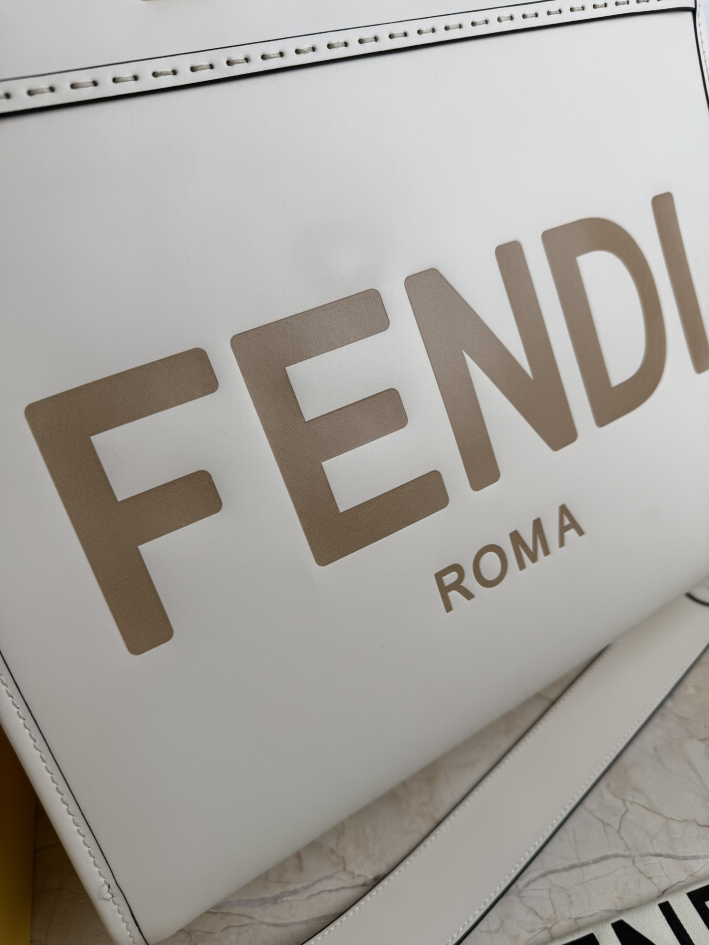 Fendi 中号阳光购物手提袋Sunshine中号棕色皮革手提袋