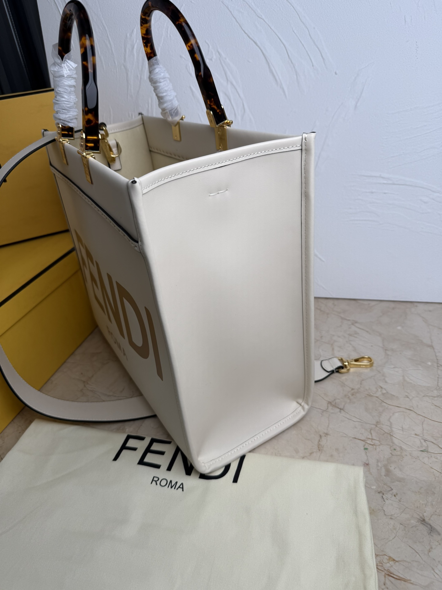 Fendi 中号阳光购物手提袋Sunshine中号棕色皮革手提袋