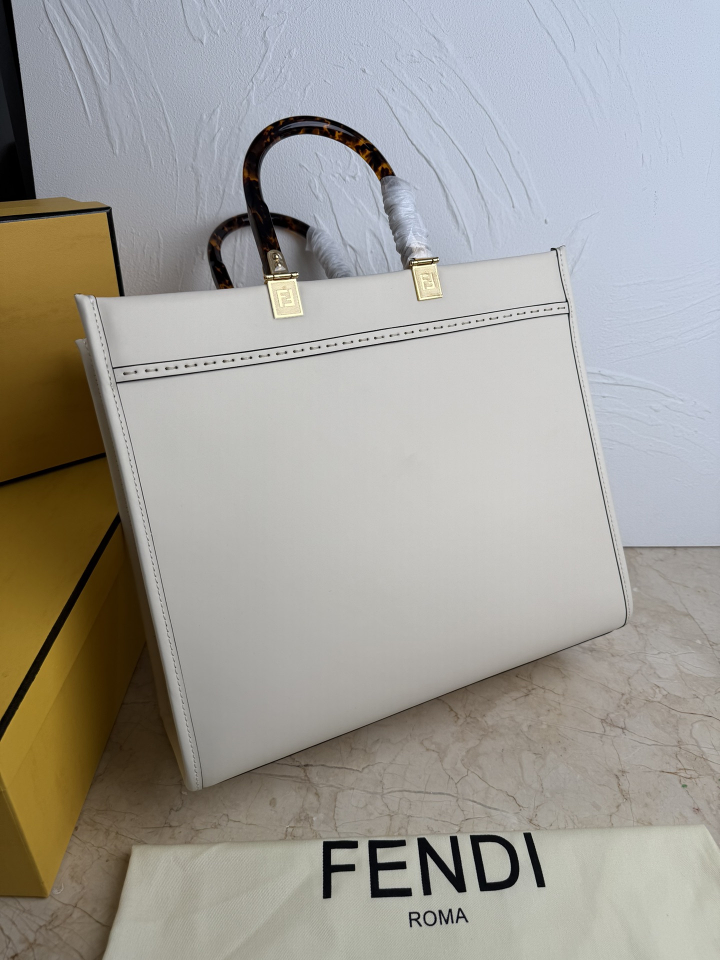 Fendi 中号阳光购物手提袋Sunshine中号棕色皮革手提袋