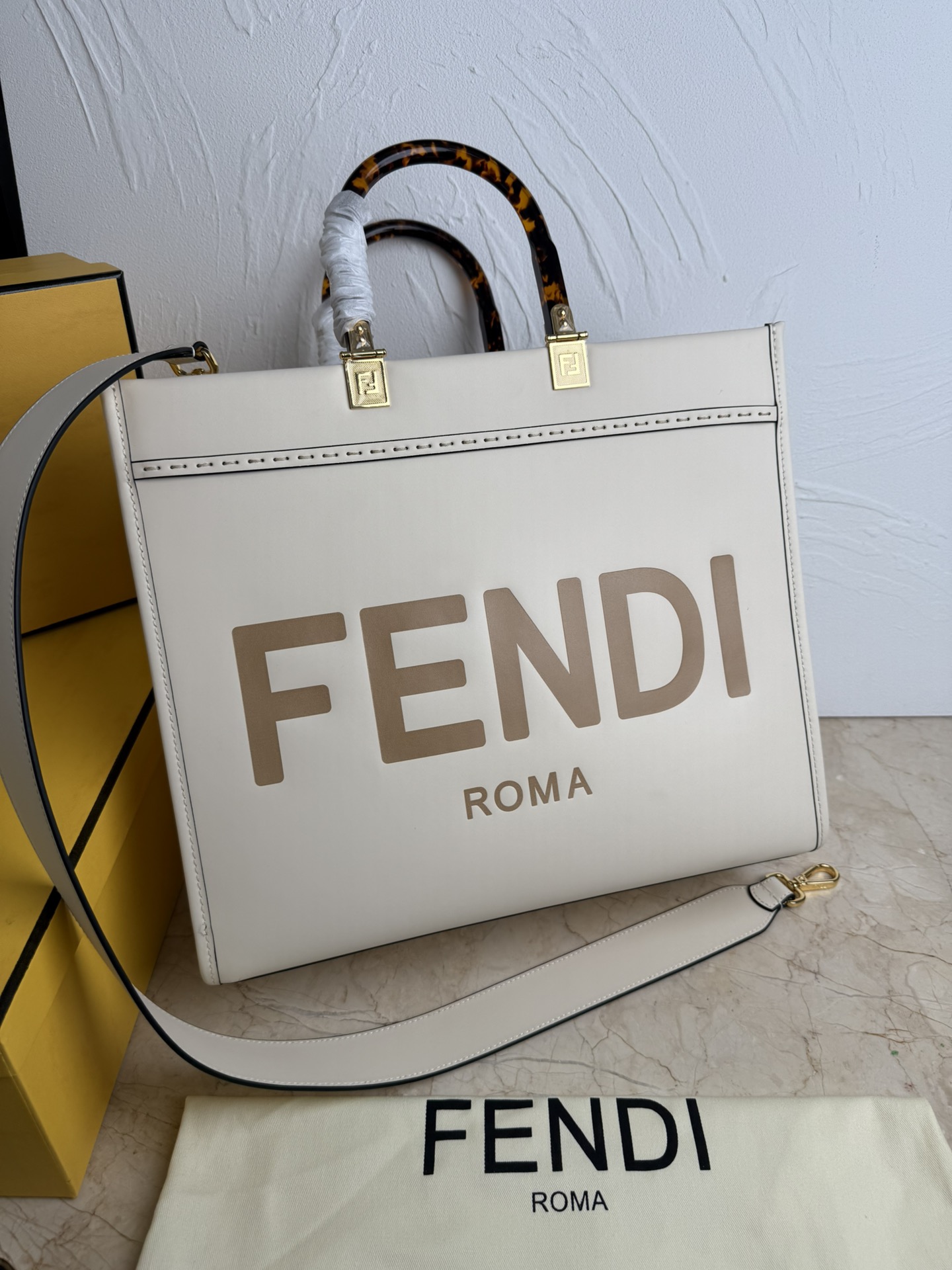 Fendi 中号阳光购物手提袋Sunshine中号棕色皮革手提袋