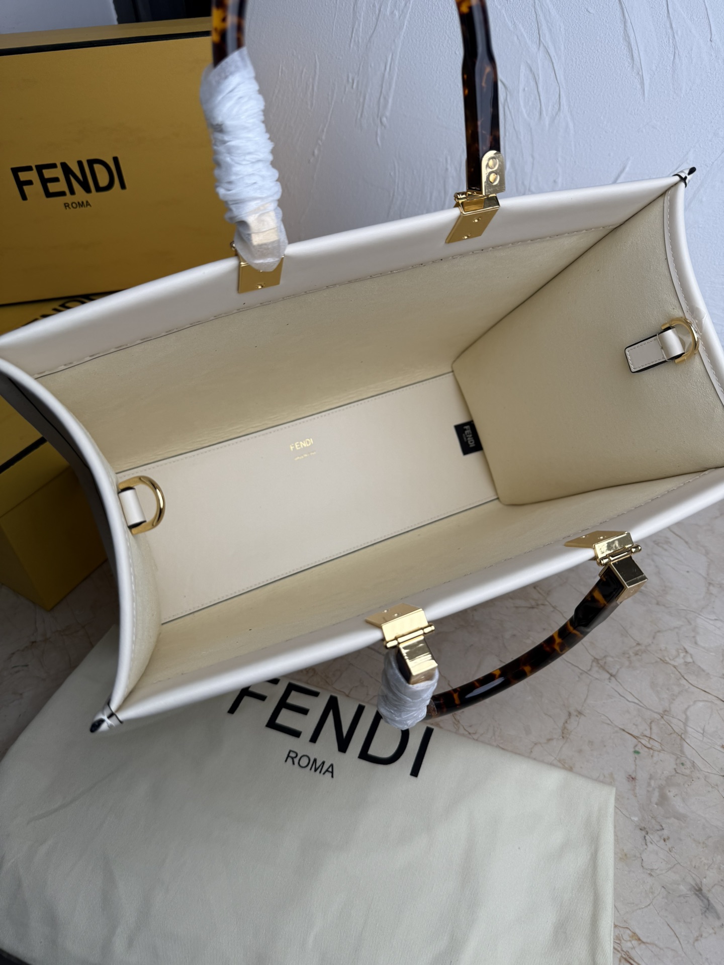Fendi 中号阳光购物手提袋Sunshine中号棕色皮革手提袋