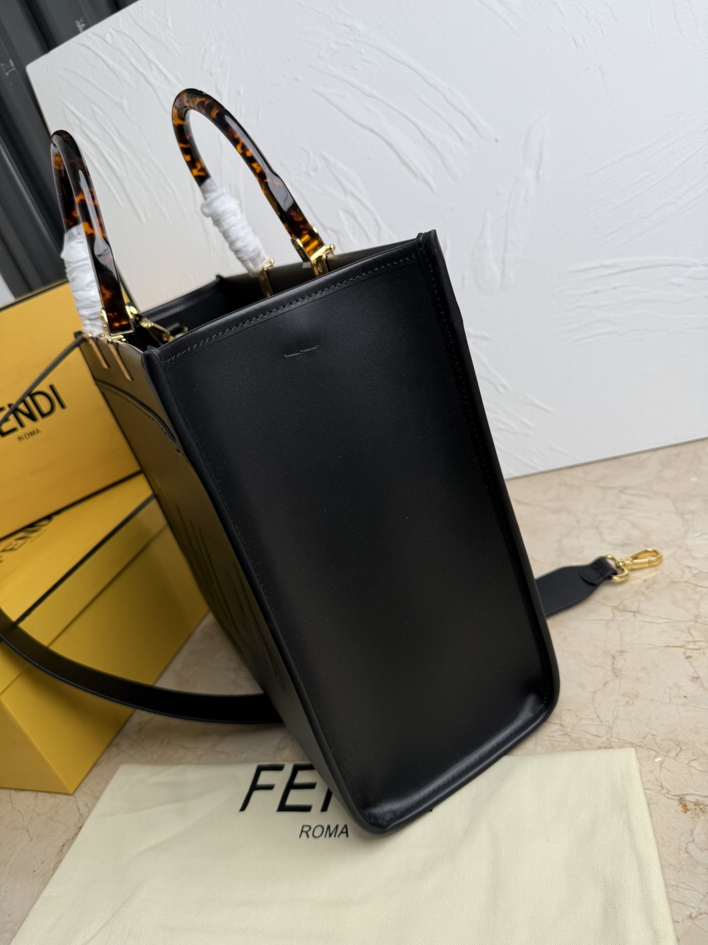 Fendi 中号阳光购物手提袋Sunshine中号棕色皮革手提袋