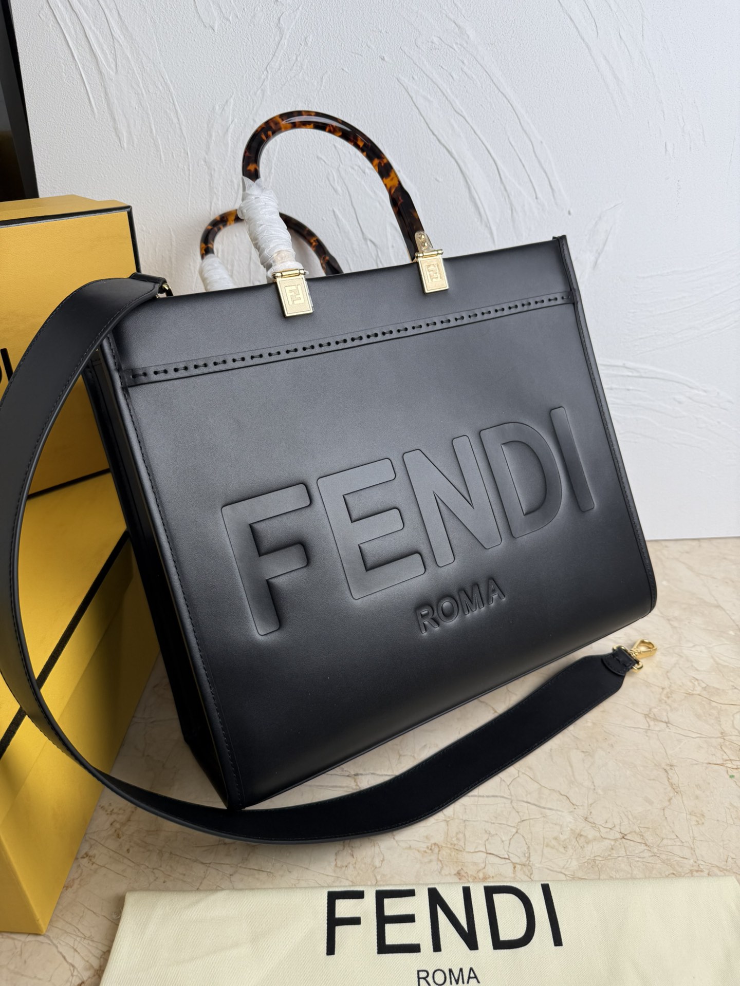 NO:207658,Genuine grade Fendi medium sunshine shopping bag Leather tote bag More details Sunshine medium brown leather tote bag with hot stamped FENDI ROMA lettering and hard tortoiseshell effect plexiglass handle. Equipped with spacious lining internal compartment (total leather edge) and gold metal parts. Equipped with two handles and removable shoulder straps for carrying or shoulder. Made in Italy Material Fabric cowhide, leather lining size 17X35X31 Model number 8002S, Fendi, fendi, fendi, cowhide19860909正品级 Fendi中号阳光购物手提袋 皮革手提袋更多细节 Sunshine中号棕色皮革手提袋,饰有烫印FENDI ROMA字样和硬质玳瑁效果有机玻璃提手.配备宽敞的带衬里内部隔层（同色系皮革边缘）和金色金属件.配备两个提手和可拆卸肩带,可手提或肩挎.意大利制造 材质 面料牛皮革,里料人造革 尺寸17X35X31 款号8002S,芬迪,fendi,fendi,cowhide,Bag