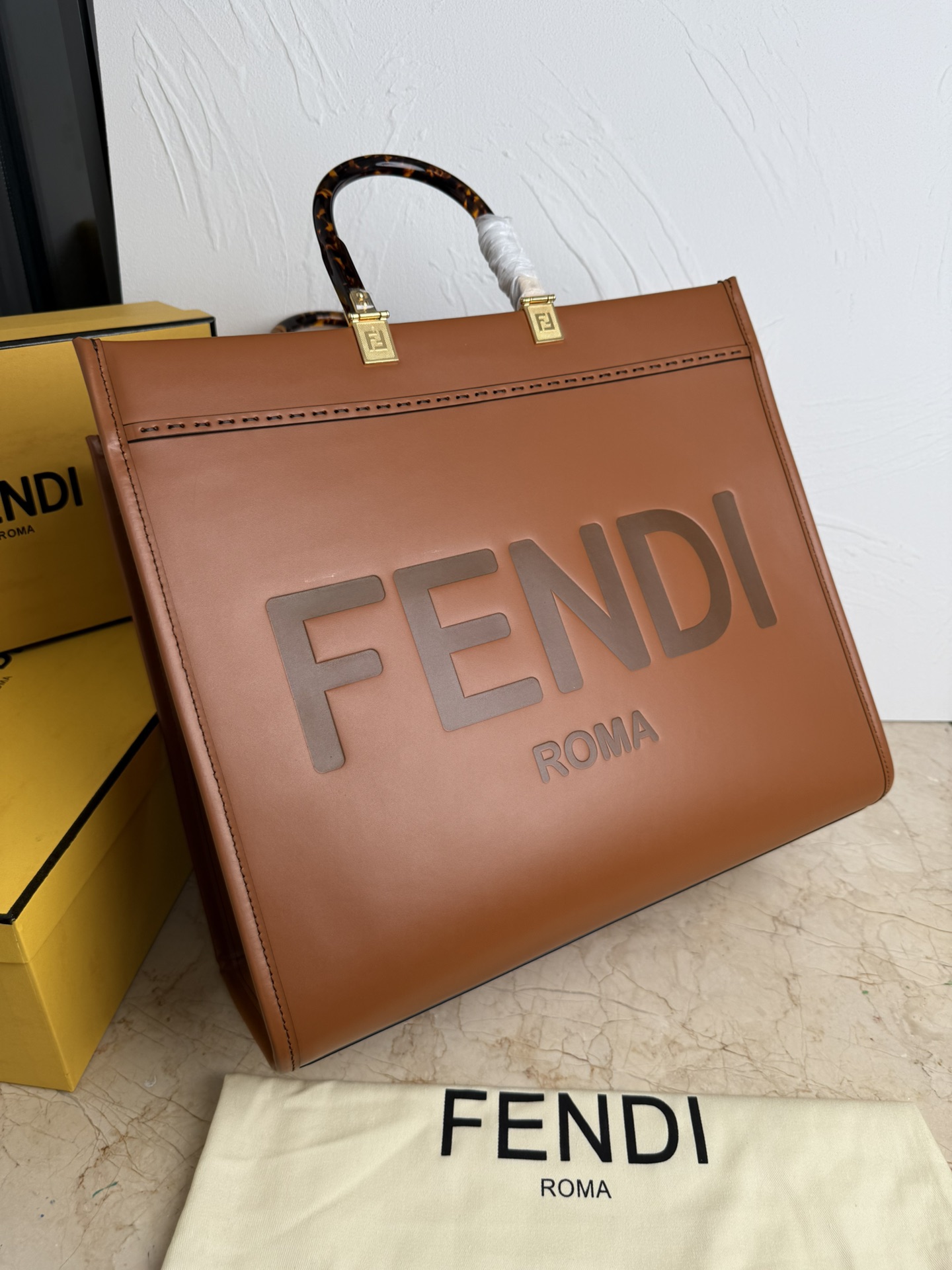 Fendi 大号TOTE 托特包“阳光手提袋”