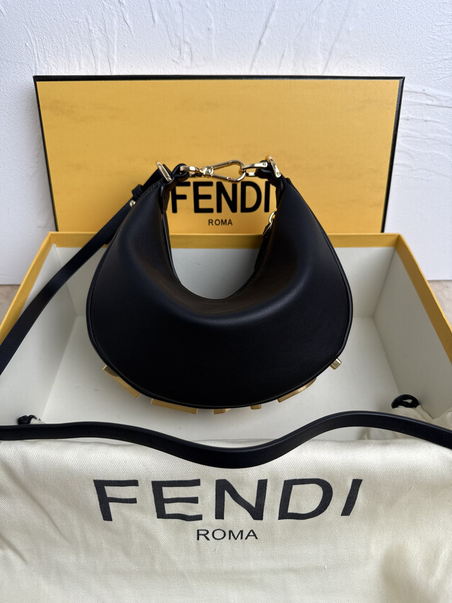 NO:207641,Genuine, new size, small praphy underarm bag, featuring crescent shape, decorate the classic metal logo [FEND1] at the bottom of the bag. The outline of the bag is very suitable for the body lines. When you are backed under the armpit, it feels full of fashion sense. It is simply a walking mower!  Small size 20x7.5x13cm Model number 8024-1, Fendi, fendi, fendi, prada19860909正品级 新尺寸小号praphy腋下包,以月牙造型为特色,把经典金属大Logo[FEND1]装饰在包包底部,包包的轮廓很贴切身体的线条,背在腋下的时候时尚感满满,简直就是行走的种草机！ 小号尺寸20x7.5x13cm 款号8024-1,芬迪,fendi,fendi,prada,Bag