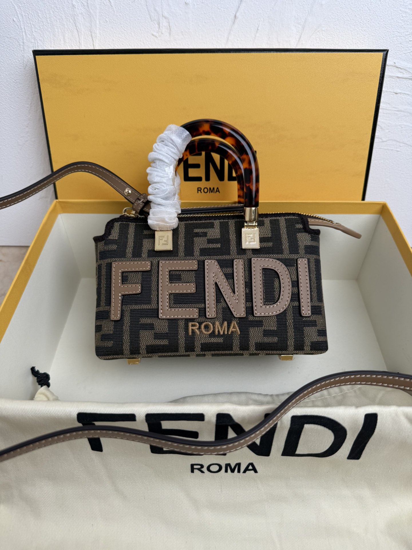 NO:203758,Genuine Presbyterian Letters By The Way Mini Bag Black Leather Small Boston Bag More Details Iconic By The Way Boston Mini Bag, made of black leather, decorated with hot stamped FENDI ROMA and hard plexiglass handles, tortoiseshell effect. Zipper closure. The interior is equipped with fabric lining, pockets and gold metal pieces. This handbag comes with handles and removable shoulder straps for carrying, shoulders or crossbody. Made in Italy. Calf leather, inner 64 polyester, 23 cotton, 13 polyurethane Depth 9 Length 18.5 Height 12 Model No. 067, Fendi, fendi, fendi, cowhide19860909正品级 老花字母 By The Way迷你手袋 黑色皮革小号Boston手袋 更多细节 标志性By The Way Boston迷你手袋,黑色皮革材质,饰有烫印FENDI ROMA字样和硬质有机玻璃提手,呈现玳瑁效果.拉链开合.内部配有布料内衬、口袋和金色金属件.此手袋配有提手和可拆卸肩带,可手提、肩背或斜挎.意大利制造 材质小牛皮,内里64涤纶,23棉,13聚氨酯 深度9 长度18.5 高度12 款号067,芬迪,fendi,fendi,cowhide,Bag