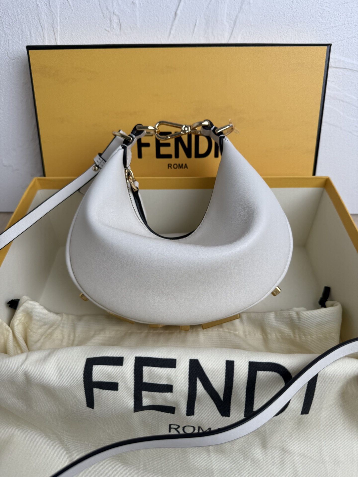 NO:203682,Genuine, new size, small praphy underarm bag, featuring crescent shape, decorate the classic metal logo [FEND1] at the bottom of the bag. The outline of the bag is very suitable for the body lines. When you are backed under the armpit, it feels full of fashion sense. It is simply a walking mower!  Small size 20x7.5x13cm Model number 8024-1, Fendi, fendi, fendi, prada19860909正品级 新尺寸小号praphy腋下包,以月牙造型为特色,把经典金属大Logo[FEND1]装饰在包包底部,包包的轮廓很贴切身体的线条,背在腋下的时候时尚感满满,简直就是行走的种草机！ 小号尺寸20x7.5x13cm 款号8024-1,芬迪,fendi,fendi,prada,Bag
