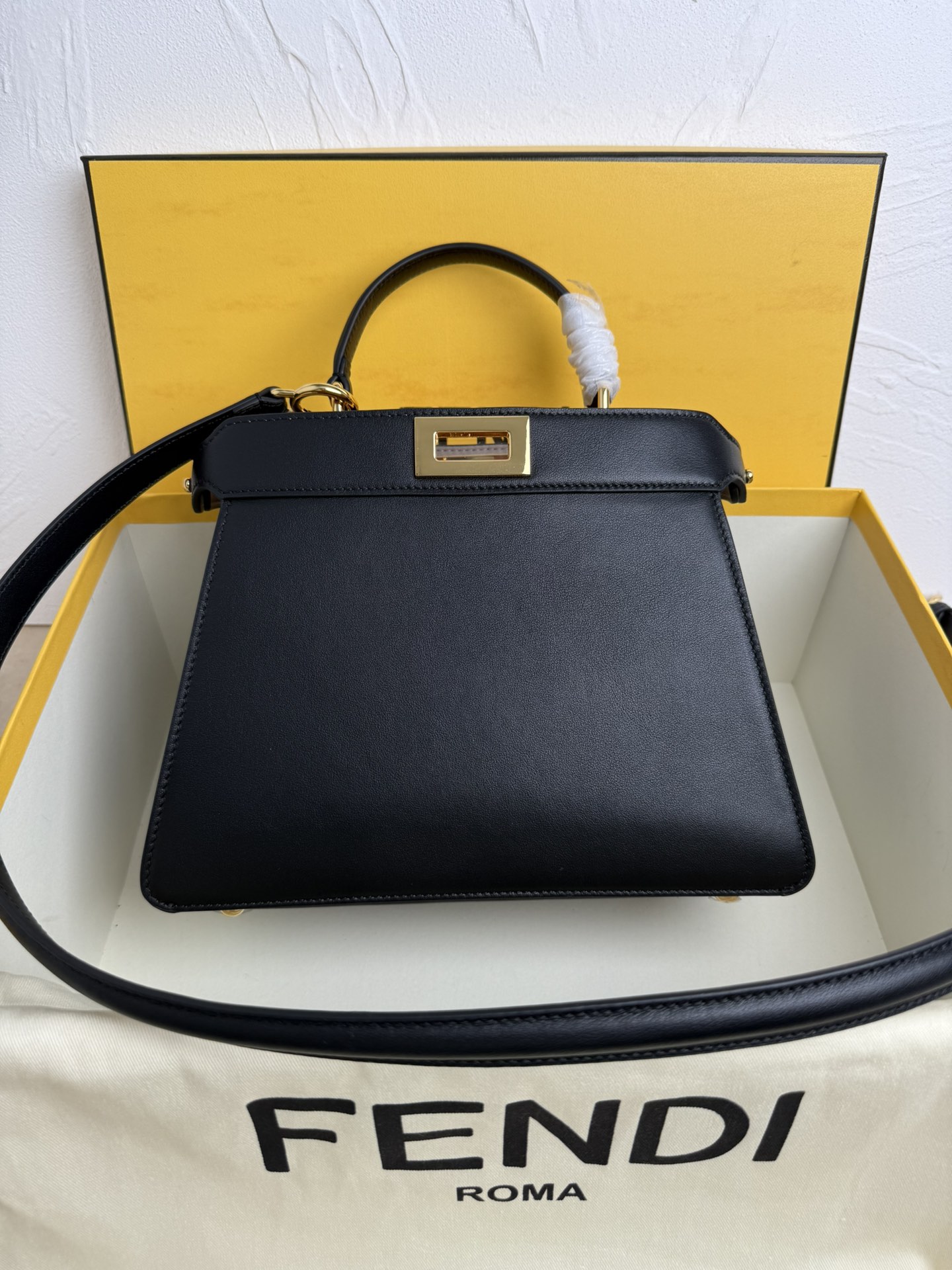 NO:203693,Genuine Grade Medium Peekaboo Iseeu Leather Handbag More details Iconic Peekaboo ISeeU Handbag, brown leather material, with classic twist locks on both sides. Soft and soft nappa leather lining, two compartments separated by hard partitions, with buckled internal pockets and gold metal pieces. The handbag comes with handles and adjustable, removable shoulder straps for carry, shoulder or crossbody. Made in Italy Material Fabric Cowhide Leather Lining Sheepskin Depth 11 Length 27 Height 21 Model No. 8019. 327, Fendi, cowhide, sheepskin19860909正品级 中号 Peekaboo Iseeu 皮革手袋更多细节 Iconic Peekaboo ISeeU手袋,棕色皮革材质,两侧缀以经典的扭锁.柔和软纳帕皮革衬里,两个隔层由硬质隔板隔开,配有系扣内部口袋和金色金属件.手袋配有手柄和可调节、可拆卸式肩带,可手提、肩背或斜挎.意大利制造 材质 面料牛皮革 里料羊皮革 深度11 长度 27 高度 21 款号8019. 327,芬迪,fendi,cowhide,sheepskin,Bag