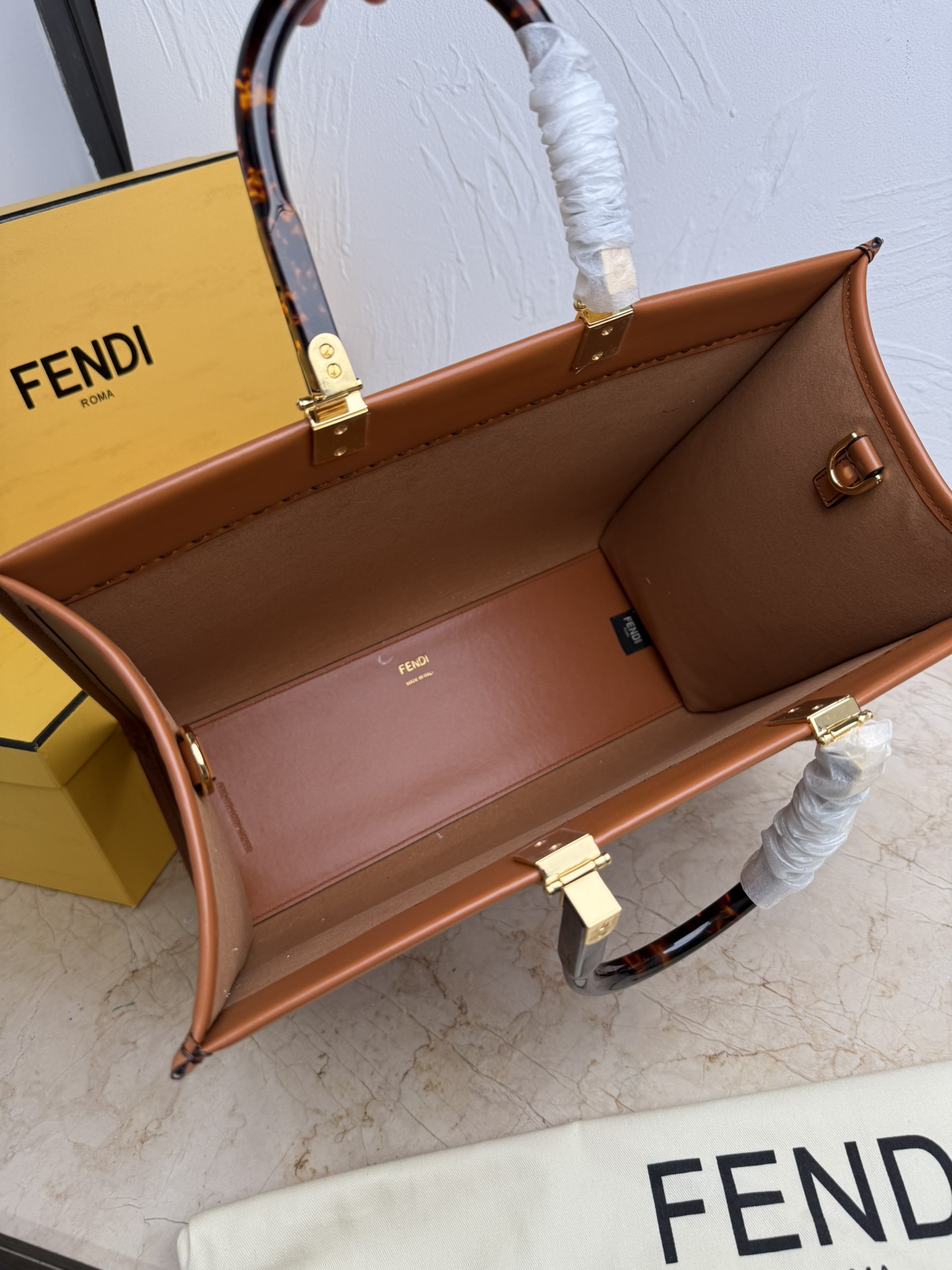 Fendi 中号阳光购物手提袋Sunshine中号棕色皮革手提袋