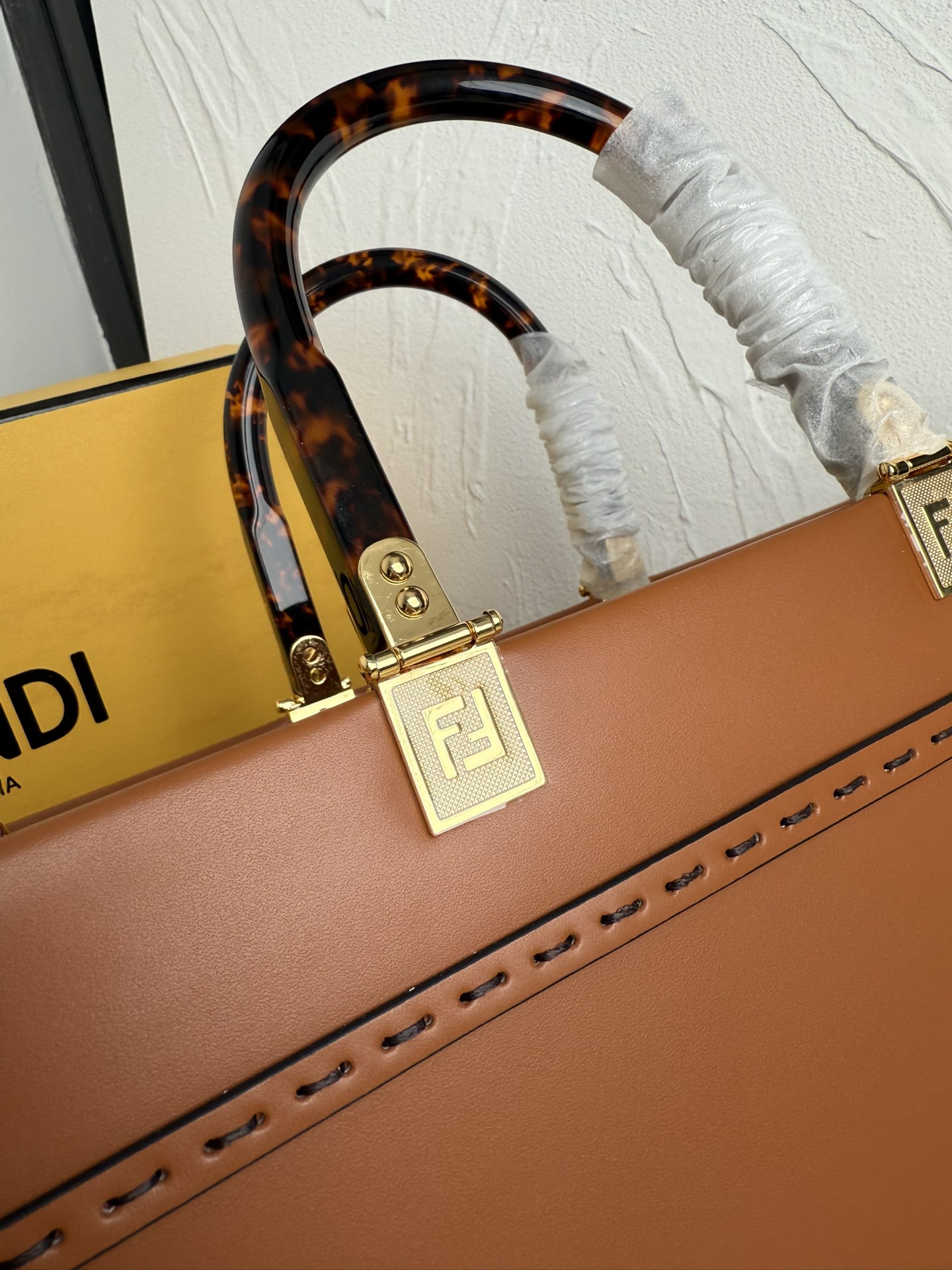 Fendi 中号阳光购物手提袋Sunshine中号棕色皮革手提袋