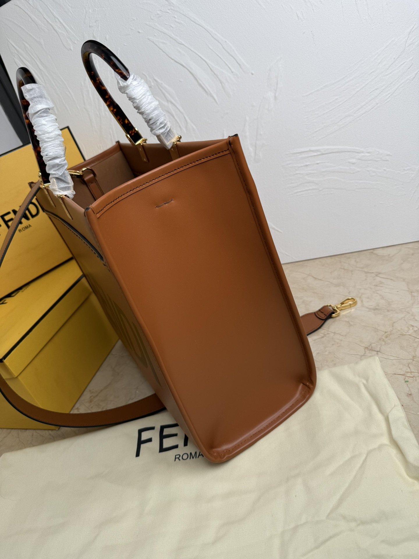 Fendi 中号阳光购物手提袋Sunshine中号棕色皮革手提袋