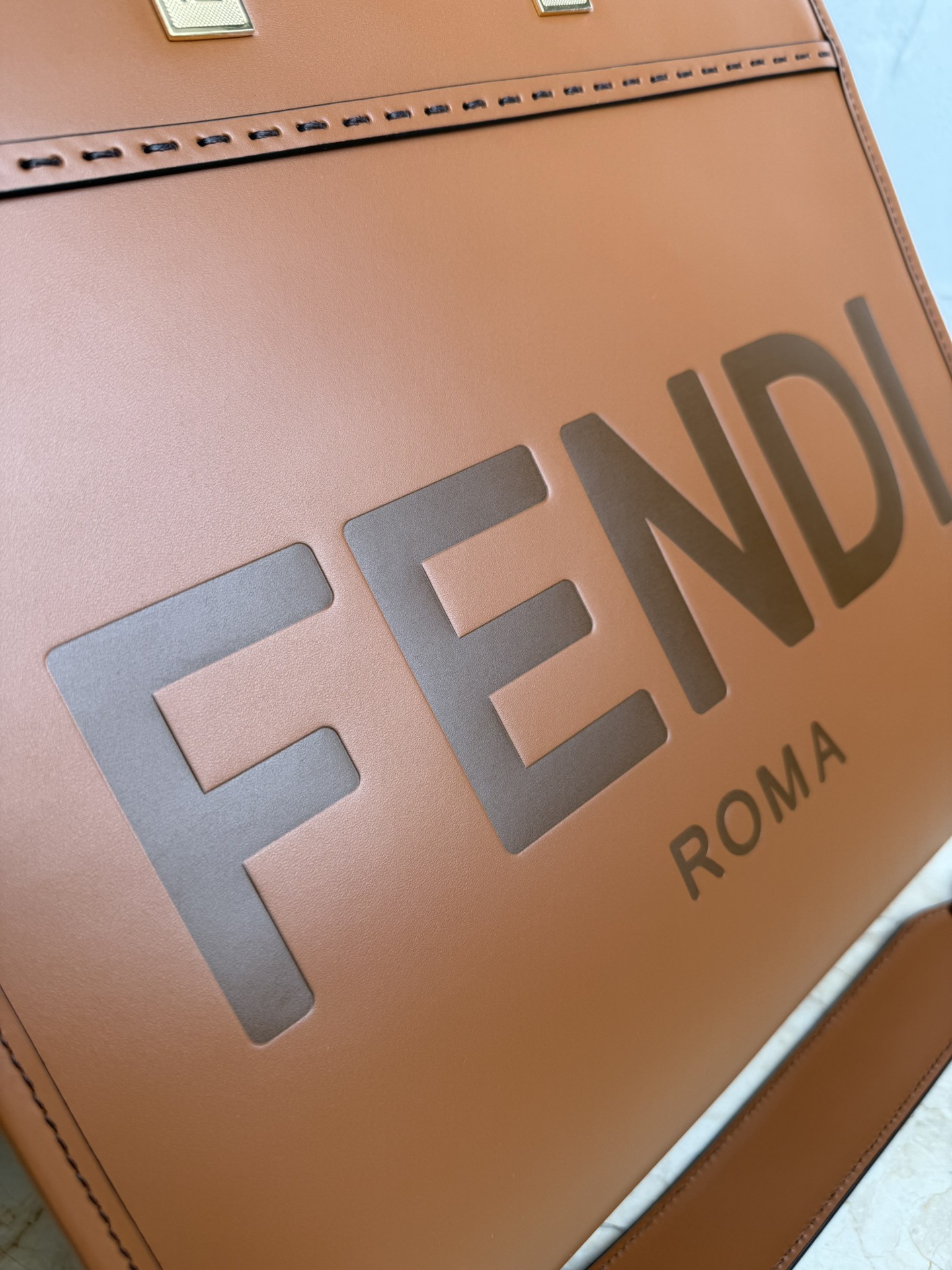 Fendi 中号阳光购物手提袋Sunshine中号棕色皮革手提袋