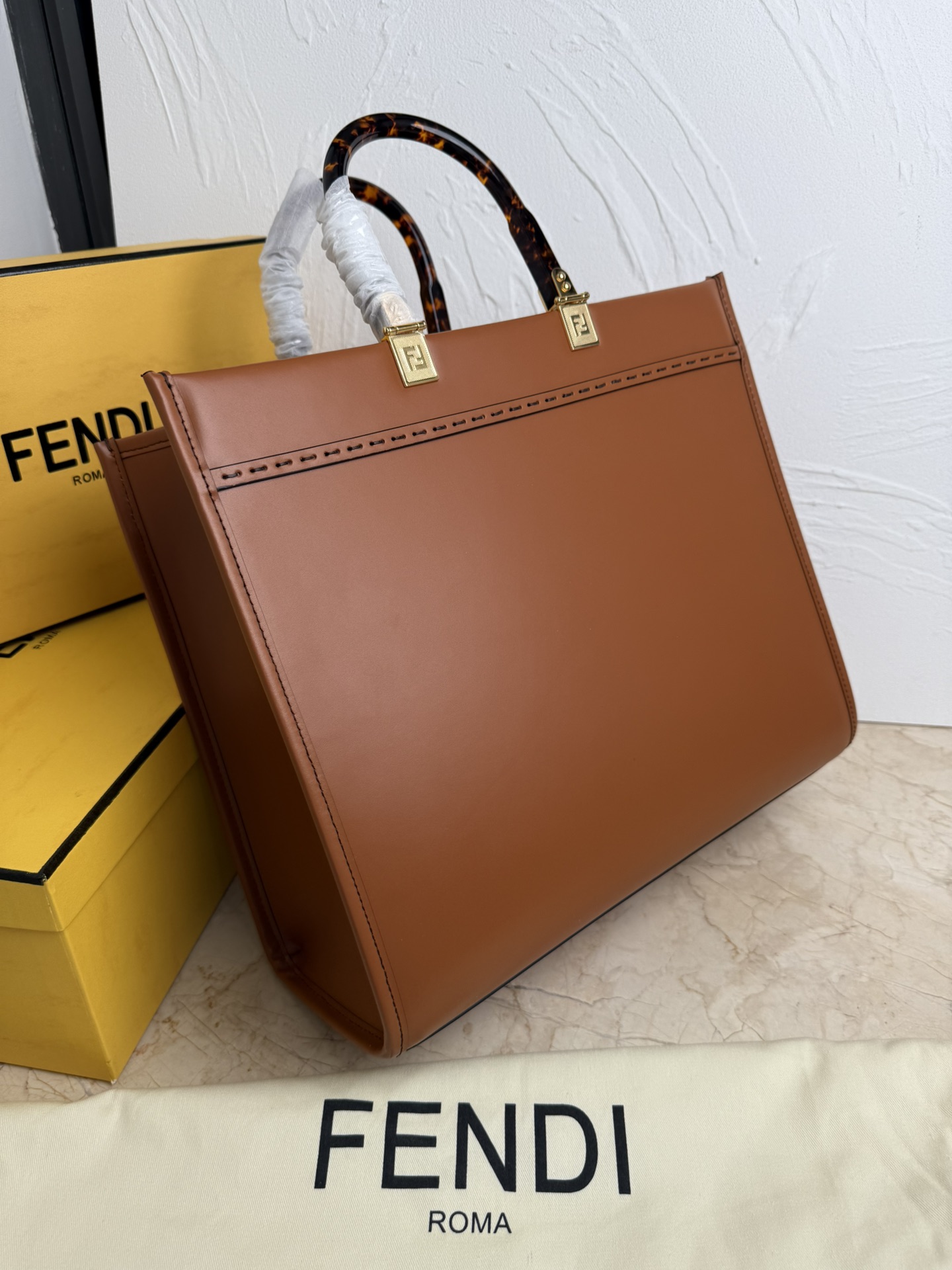 Fendi 中号阳光购物手提袋Sunshine中号棕色皮革手提袋