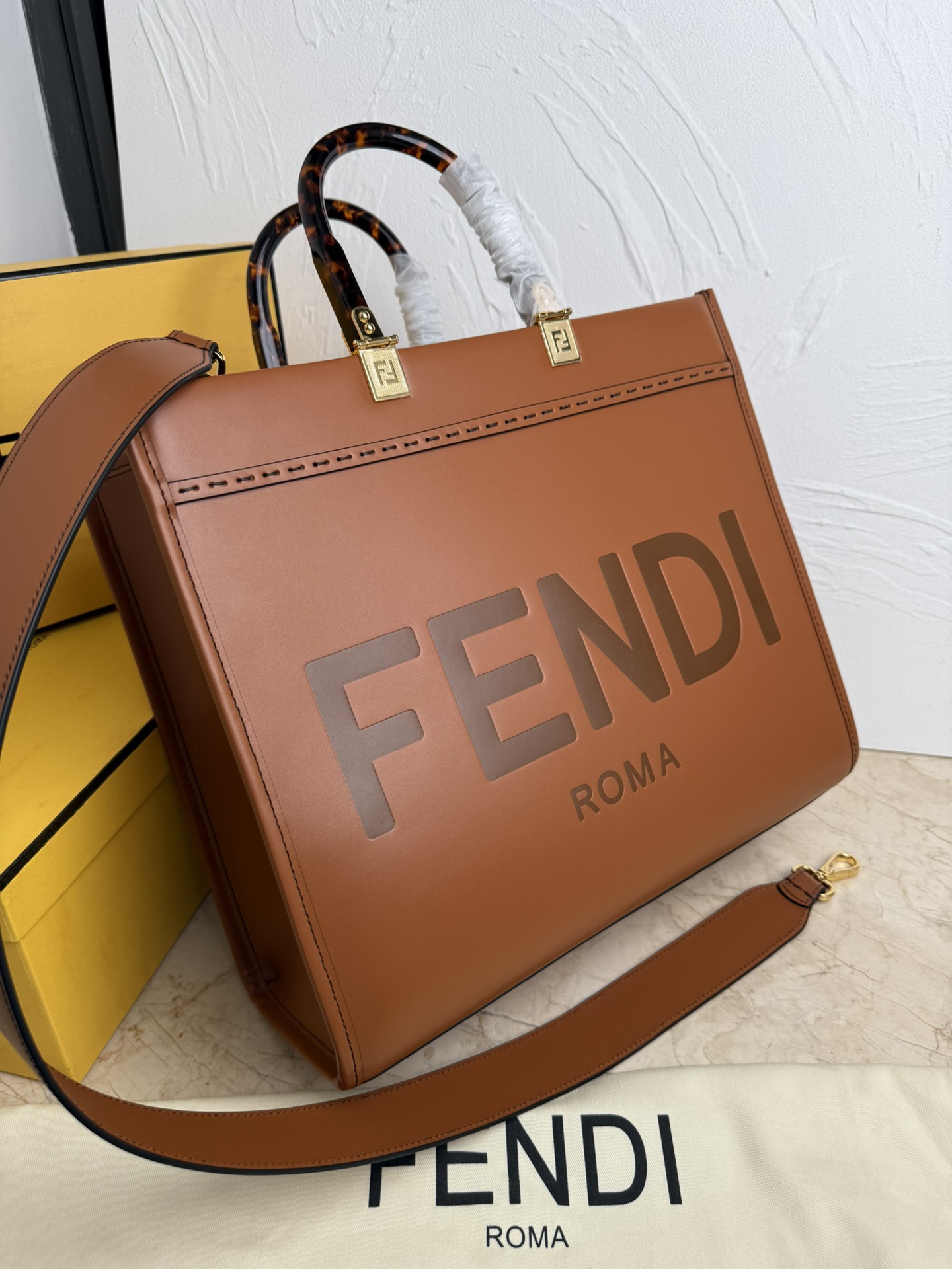 NO:207669,Genuine grade Fendi medium sunshine shopping bag Leather tote bag More details Sunshine medium brown leather tote bag with hot stamped FENDI ROMA lettering and hard tortoiseshell effect plexiglass handle. Equipped with spacious lining internal compartment (total leather edge) and gold metal parts. Equipped with two handles and removable shoulder straps for carrying or shoulder. Made in Italy Material Fabric cowhide, leather lining size 17X35X31 Model number 8002S, Fendi, fendi, fendi, cowhide19860909正品级 Fendi中号阳光购物手提袋 皮革手提袋更多细节 Sunshine中号棕色皮革手提袋,饰有烫印FENDI ROMA字样和硬质玳瑁效果有机玻璃提手.配备宽敞的带衬里内部隔层（同色系皮革边缘）和金色金属件.配备两个提手和可拆卸肩带,可手提或肩挎.意大利制造 材质 面料牛皮革,里料人造革 尺寸17X35X31 款号8002S,芬迪,fendi,fendi,cowhide,Bag