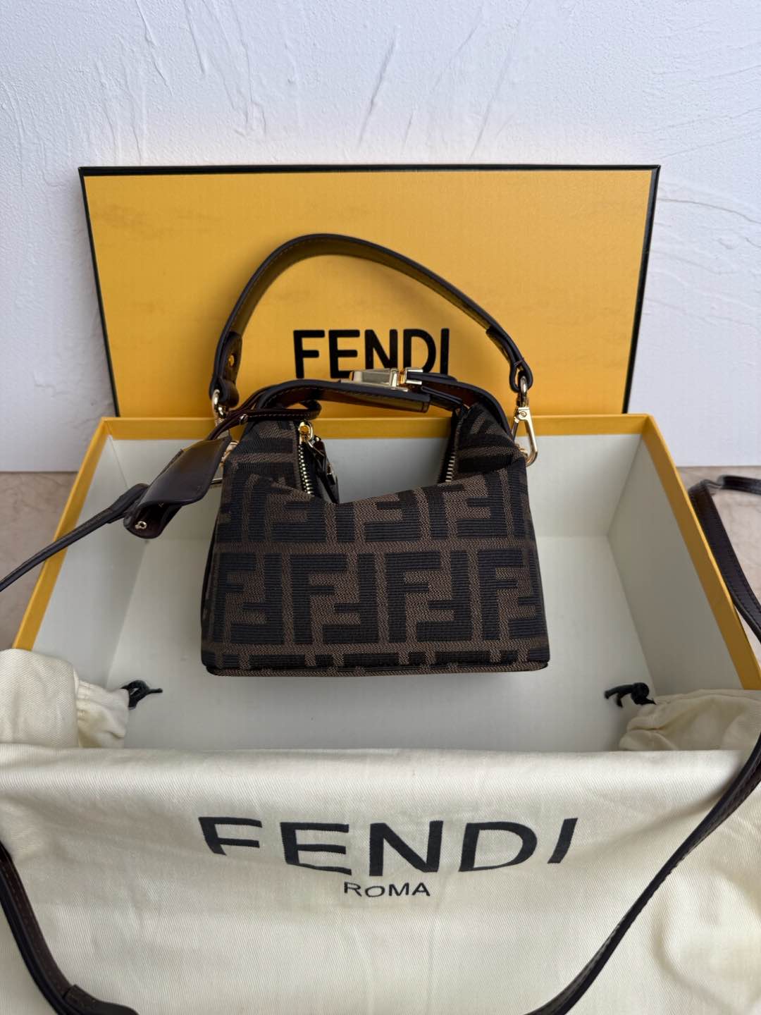NO:203716,Authentic FENDI super hot lunch box ancient bag, double F presbyterian iconic style. This bag is really the same style as major internet celebrities!  With long and short shoulder straps. Size 15x9x13cm@3.0 model number bento bag, fendi, fendi, fendi19860909正品级 FENDI 超火饭盒中古包,双F老花标志性款式.这个包真的是各大网红同款了！配长短肩带. 尺寸15x9x13cm@3.0 款号便当包,芬迪,fendi,fendi,Bag