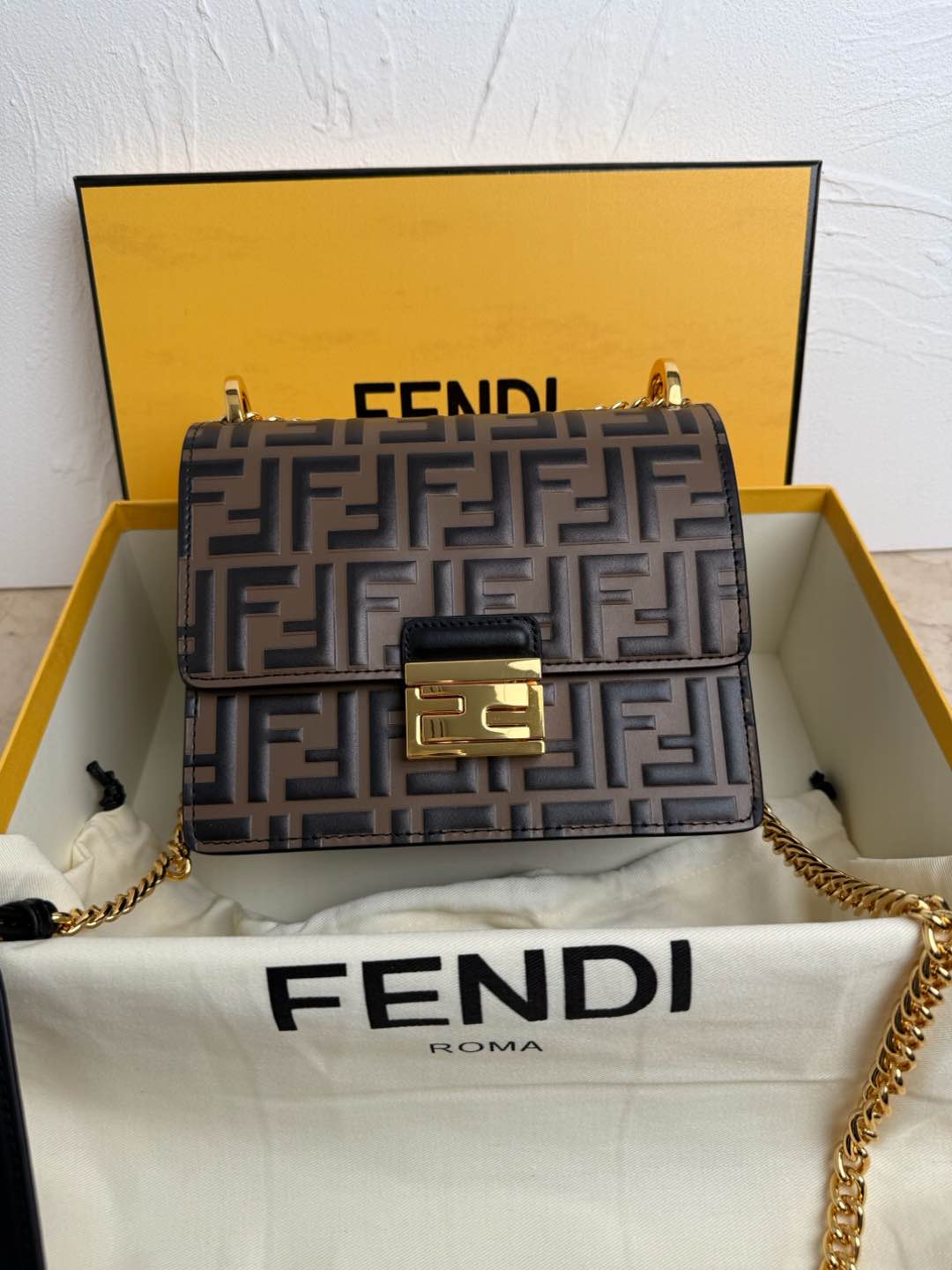 NO:205051,Authentic Fend1KanU# FEND1 launches a new fashion statement Kan U handbag, cleverly combining functionality and modernity, full-inclusive relief design, visual and feel are super nice. The classic FF Logo buckle is paired with exquisite retro metal details, either one shoulder or oblique straddle, and the upper body is retro and calm!  299. Size 19x13x9, Fendi, fendi, fendi19860909正品级 Fend1KanU# FEND1推出全新时尚宣言Kan U手袋,巧妙兼顾功能性与现代感,全包浮雕设计,视觉感和手感都超nice,经典FF Logo包扣搭配精致复古的金属细节,或单肩或斜跨,上身复古又沉稳！ 299.尺寸19x13x9,芬迪,fendi,fendi,Bag