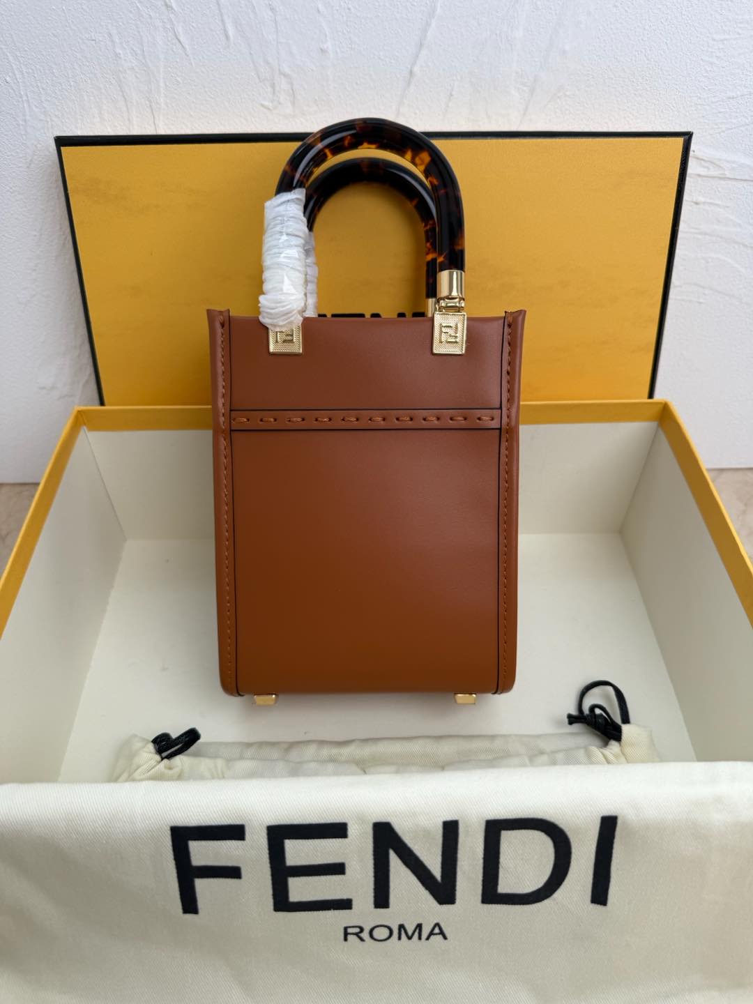 Fendi Sunshine迷你手提袋 棕色皮革迷你手袋更多细节 Sunshine棕色皮革迷你手提袋